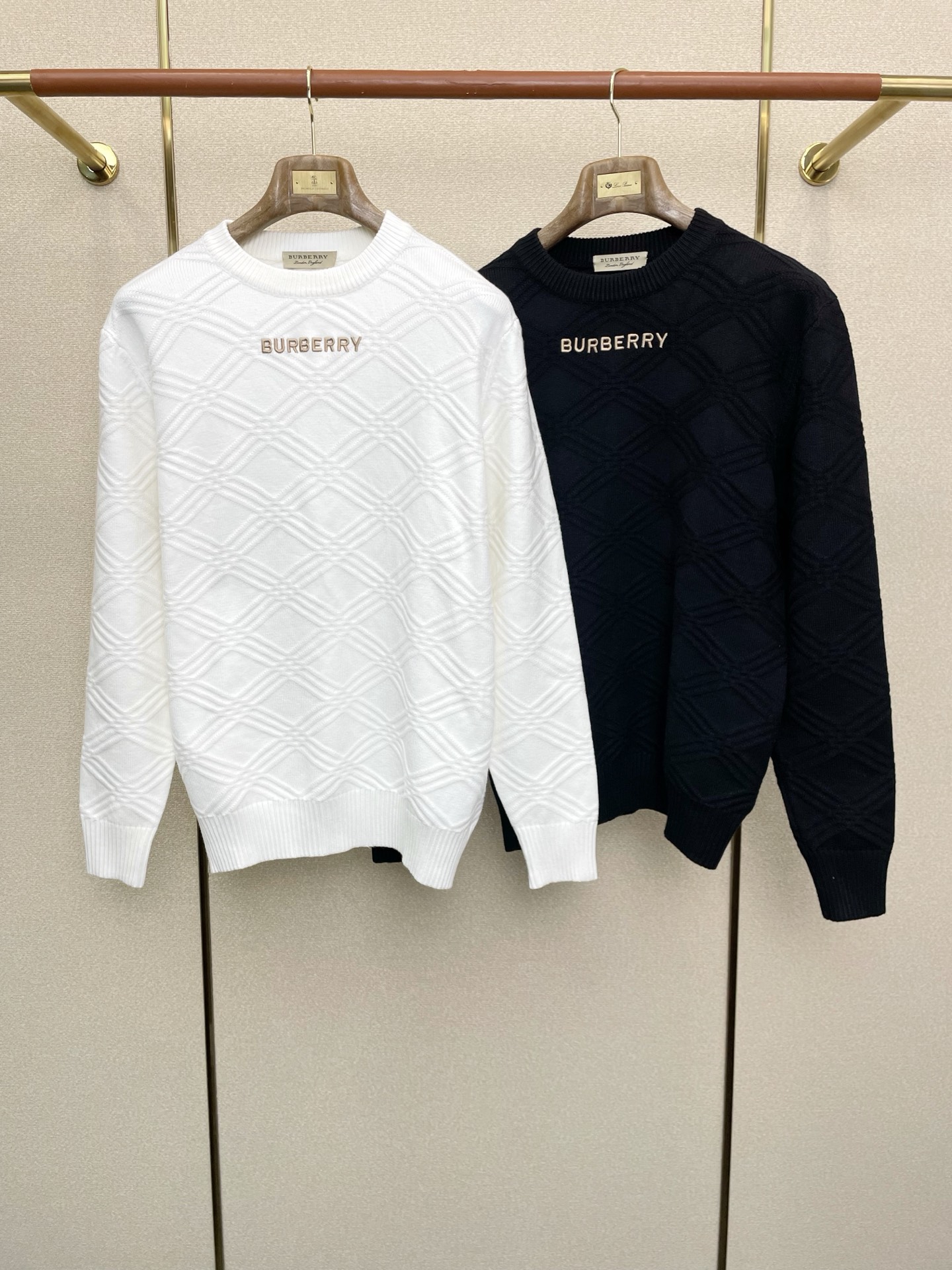 NO:611910,.Burberry exclusively offers the latest fashionable sweaters, classic designs and stunningly beautiful coats. The quality is impeccable and quality control allows you to buy it directly. High-end products that cannot be faulted! You can feel its powerful aura through the detailed pictures. It has a remarkable effect of gathering heat and keeping warm, so you don’t have to worry about getting a little chilly! Both fashionable and functional, the whole style looks more luxurious! Size M-3XL,,burberry,burberry,jackets & coats,sweaters,alexander wang19860909.Burberry巴宝莉独家专供最新时尚毛衣 经典设计与颜值爆棚的外套 品质更是无法挑剔品控可以直接入手,不容过错的高端臻品！通过细节图片便可感受到它强悍的气场,聚温保暖效果显著,完全不用担心会有一点寒意！时尚与功能性兼备,整款显得更加的奢华大气！ 尺码M-3XL,,burberry,burberry,jackets & coats,sweaters,alexander wang,Men's clothing