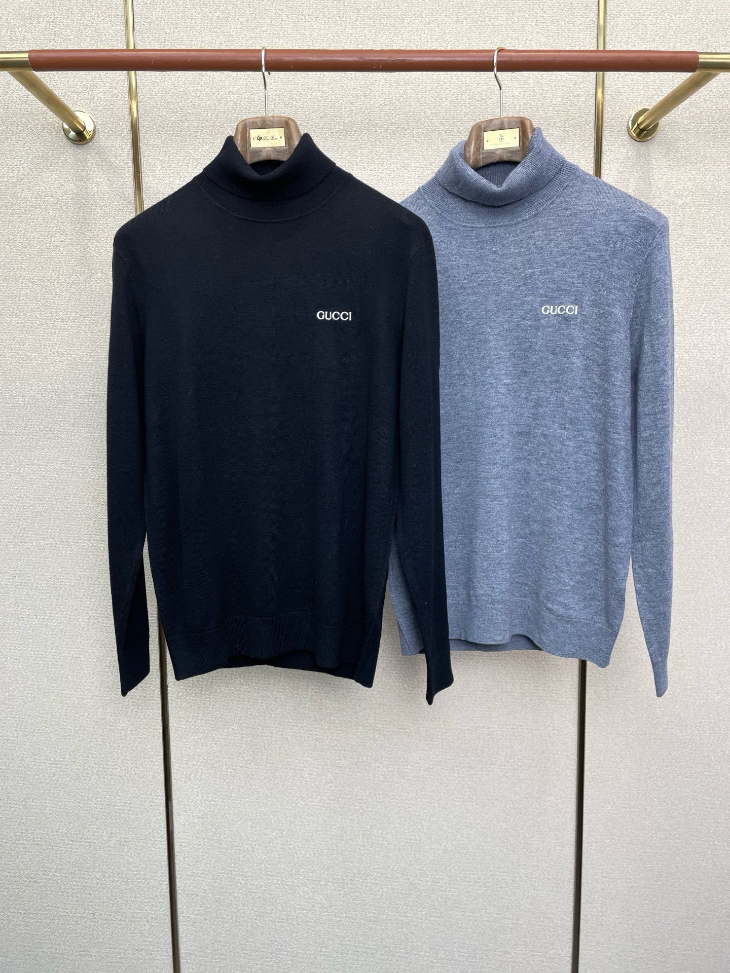 NO:611936,.Gucci exclusively sells the latest fashionable sweaters, classic designs and stunningly beautiful coats. The quality is impeccable and quality control allows you to buy it directly. High-end products that cannot be faulted! You can feel its powerful aura through the detailed pictures. It has a remarkable effect of gathering heat and keeping warm, so you don’t have to worry about getting a little chilly! Both fashionable and functional, the whole style looks more luxurious! Size M-3XL,,gucci,gucci,jackets & coats,sweaters,alexander wang19860909.Gucci古驰独家专供最新时尚毛衣 经典设计与颜值爆棚的外套 品质更是无法挑剔品控可以直接入手,不容过错的高端臻品！通过细节图片便可感受到它强悍的气场,聚温保暖效果显著,完全不用担心会有一点寒意！时尚与功能性兼备,整款显得更加的奢华大气！ 尺码M-3XL,,gucci,gucci,jackets & coats,sweaters,alexander wang,Men's clothing