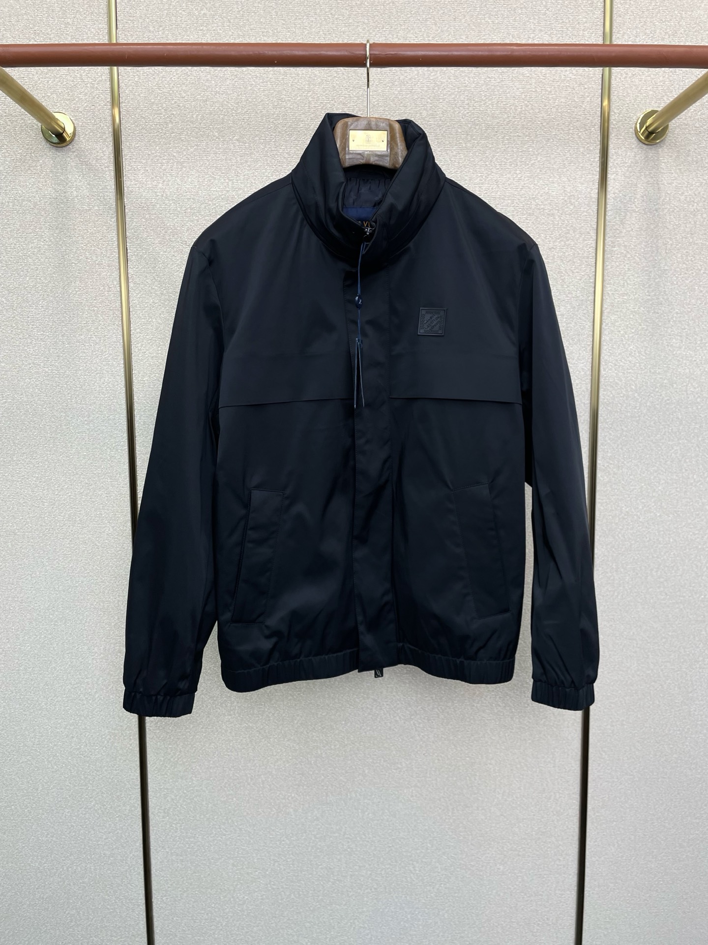 NO:611946,.Louis Vuitton Louis Vuitton's exclusive new hooded stand-collar jacket. Trading company channels are rare. It is a must-have warm item for cooling weather. It can be worn for daily or outdoor sports. It is wear-resistant, scratch-resistant and easy to care for. It is paired with large square quilting technology to create a fluffy and full overall effect. It also has a strong thermal insulation effect, so that you are not afraid of the cold outdoor weather in autumn and winter! Size M-3XL, louis vuitton, louis  vuitton,jackets & coats,hats,alexander wang19860909.Louis Vuitton路易威登独家专供新款连帽立领夹克 贸易公司渠道稀出,降温天气必备的保暖单品,不论是日常还是户外运动都能穿.耐磨防刮易打理,在搭配大方格绗缝工艺,打造蓬松饱满的整体效果,兼顾强悍的保暖锁温效果,让你无惧秋冬季寒冷的户外天气! 尺码M-3XL,,louis vuitton,louis vuitton,jackets & coats,hats,alexander wang,Men's clothing