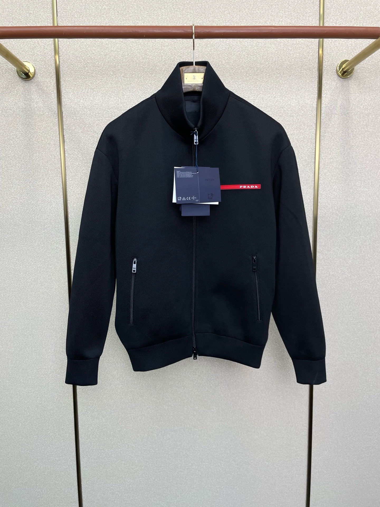 NO:611956,.Prada exclusively supplies the new stand-up collar jacket. The trading company has few channels. It is a must-have warm item for cooling weather. It can be worn for daily or outdoor sports. It is wear-resistant, scratch-resistant and easy to care for. It is paired with large square quilting technology to create a fluffy and full overall effect. It also has a strong thermal insulation and temperature locking effect, so that you are not afraid of the cold outdoor weather in autumn and winter! Size M-3XL,, prada, prada, jackets & coats, alexander wang19860909.Prada普拉达独家专供新款立领夹克 贸易公司渠道稀出,降温天气必备的保暖单品,不论是日常还是户外运动都能穿.耐磨防刮易打理,在搭配大方格绗缝工艺,打造蓬松饱满的整体效果,兼顾强悍的保暖锁温效果,让你无惧秋冬季寒冷的户外天气! 尺码M-3XL,,prada,prada,jackets & coats,alexander wang,Men's clothing