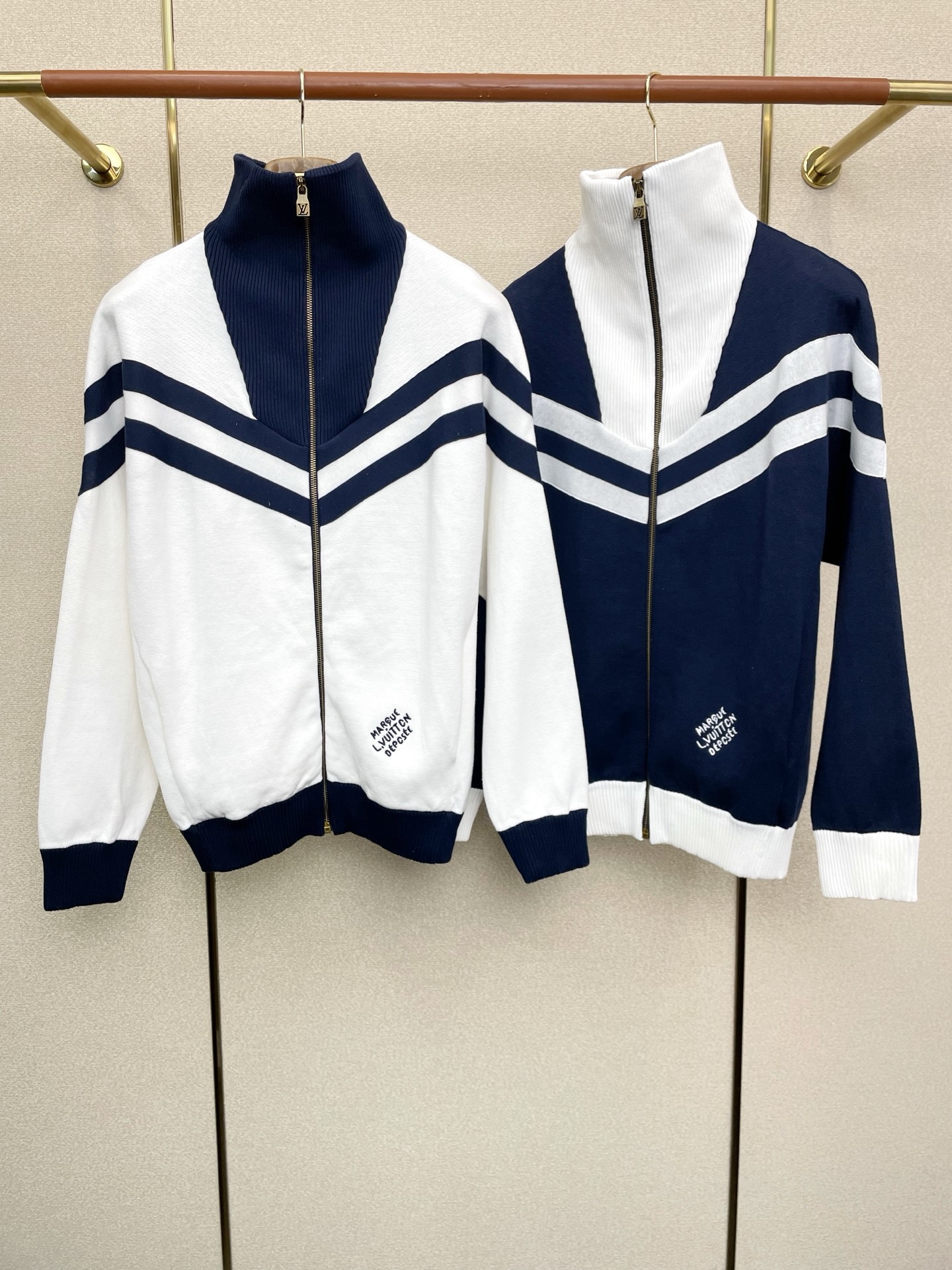 NO:611941,.Louis Vuitton Louis Vuitton's exclusive new cotton knitted nautical jacket. Trading company channels are rare. It is a must-have warm item for cooling weather. It can be worn for daily or outdoor sports. It is wear-resistant, scratch-resistant and easy to care for. It is paired with large square quilting technology to create a fluffy and full overall effect. It also has a strong thermal insulation effect, so that you are not afraid of the cold outdoor weather in autumn and winter! Size S-XL, Louis Vuitton, Louis  vuitton,jackets & coats,alexander wang19860909.Louis Vuitton路易威登独家专供新款棉质针织航海外套 贸易公司渠道稀出,降温天气必备的保暖单品,不论是日常还是户外运动都能穿.耐磨防刮易打理,在搭配大方格绗缝工艺,打造蓬松饱满的整体效果,兼顾强悍的保暖锁温效果,让你无惧秋冬季寒冷的户外天气! 尺码S-XL,,louis vuitton,louis vuitton,jackets & coats,alexander wang,Men's clothing