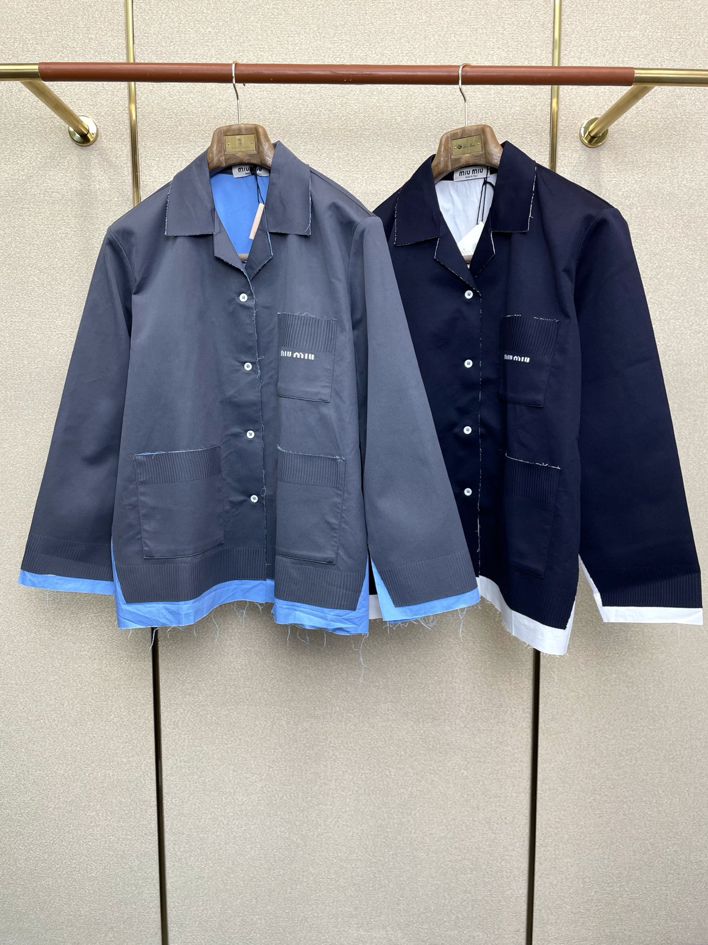 NO:611952,.Miumiu exclusively supplies new fake two-piece knitted cardigans. Trading company channels are rare. It is a must-have warm item for cooling weather. It can be worn for daily or outdoor sports. It is wear-resistant, scratch-resistant and easy to take care of. It is paired with large square quilting technology to create a fluffy and full overall effect. It also has a strong thermal insulation and temperature locking effect, so that you are not afraid of the cold outdoor weather in autumn and winter! Size 36.38.40.42,,miumiu,alexander  wang19860909.Miumiu谬谬独家专供新款假两件针织开衫 贸易公司渠道稀出,降温天气必备的保暖单品,不论是日常还是户外运动都能穿.耐磨防刮易打理,在搭配大方格绗缝工艺,打造蓬松饱满的整体效果,兼顾强悍的保暖锁温效果,让你无惧秋冬季寒冷的户外天气! 尺码36.38.40.42,,miumiu,alexander wang,Men's clothing