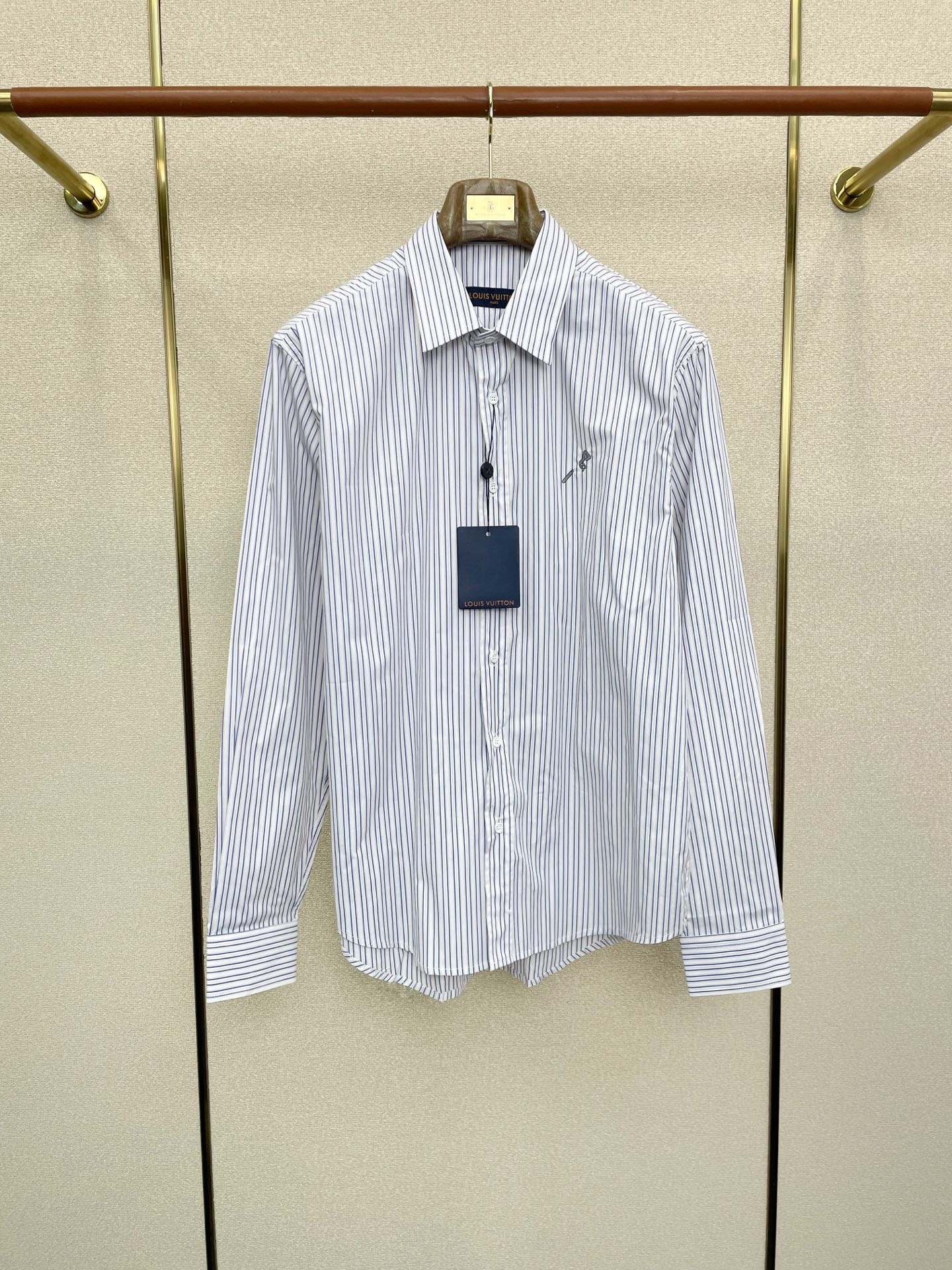 NO:611867,.Louis Vuitton Louis Vuitton exclusively provides new jacquard embroidered striped shirts. Trading company channels are rare. It is a must-have warm item for cooling weather. It can be worn for daily or outdoor sports. It is wear-resistant, scratch-resistant and easy to care for. It is paired with large square quilting technology to create a fluffy and full overall effect. It also has a strong thermal insulation effect, so that you are not afraid of the cold outdoor weather in autumn and winter! Size S-XL, Louis Vuitton, Louis  vuitton,shirts,alexander wang19860909.Louis Vuitton路易威登独家专供新款提花刺绣条纹衬衫 贸易公司渠道稀出,降温天气必备的保暖单品,不论是日常还是户外运动都能穿.耐磨防刮易打理,在搭配大方格绗缝工艺,打造蓬松饱满的整体效果,兼顾强悍的保暖锁温效果,让你无惧秋冬季寒冷的户外天气! 尺码S-XL,,louis vuitton,louis vuitton,shirts,alexander wang,Men's clothing