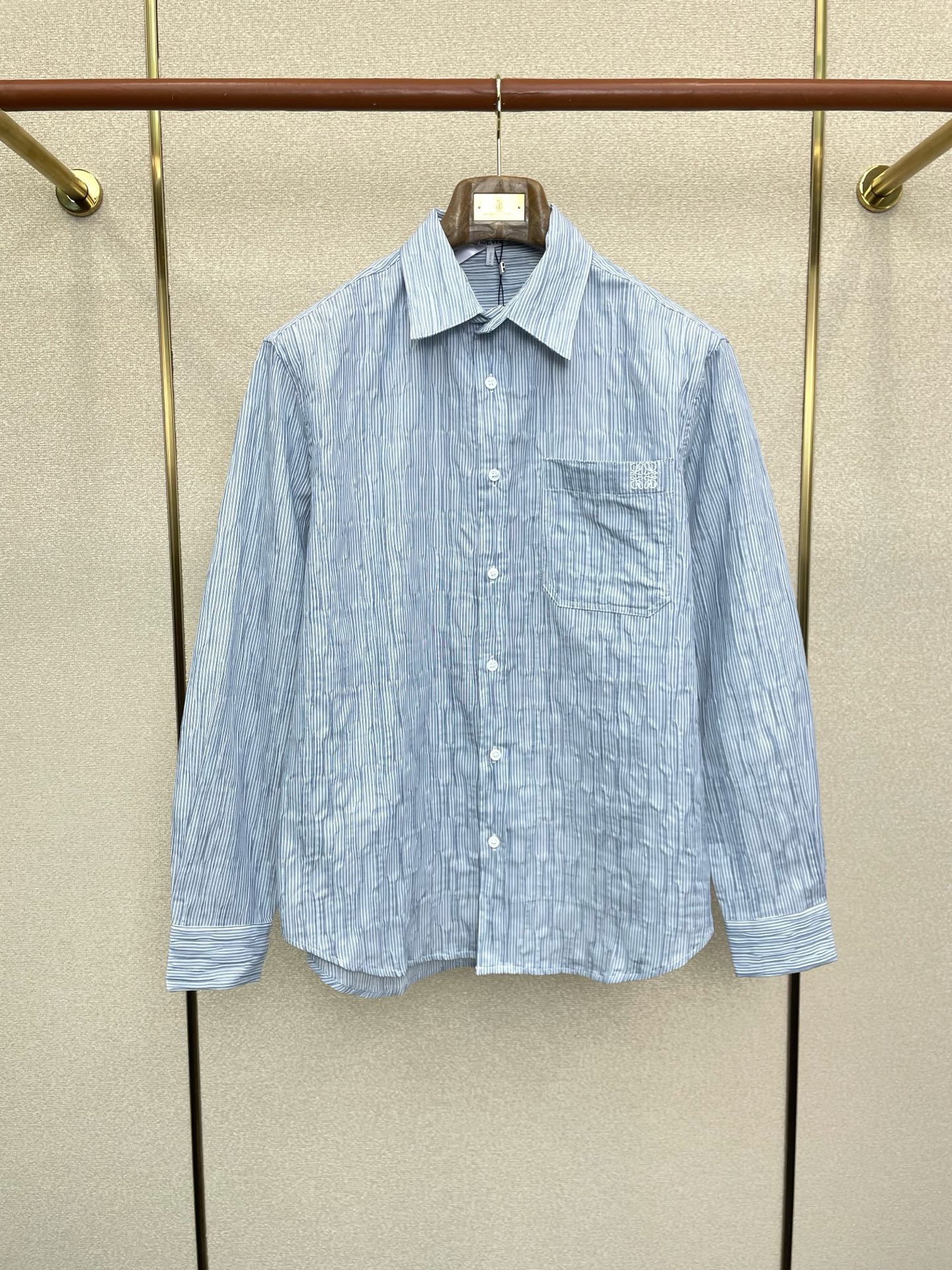 NO:611862,.Loewe exclusively supplies new lightweight textured striped embroidered shirts. Trading company channels are rare. It is a must-have warm item for cooling weather. It can be worn for daily life or outdoor sports. It is wear-resistant, scratch-resistant and easy to care for. It is paired with large square quilting technology to create a fluffy and full overall effect. It also has a strong thermal insulation and temperature locking effect, so that you are not afraid of the cold outdoor weather in autumn and winter!  Size 36.38.40.42,,loewe,loewe,shirts,alexander wang19860909.Loewe罗意威 独家专供新款轻质纹理条纹刺绣衬衫 贸易公司渠道稀出,降温天气必备的保暖单品,不论是日常还是户外运动都能穿.耐磨防刮易打理,在搭配大方格绗缝工艺,打造蓬松饱满的整体效果,兼顾强悍的保暖锁温效果,让你无惧秋冬季寒冷的户外天气! 尺码36.38.40.42,,loewe,loewe,shirts,alexander wang,Men's clothing