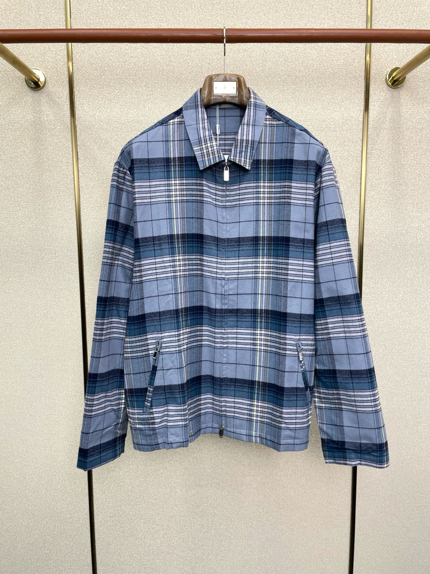 NO:611884,.Dior Dior exclusively supplies new long-sleeved shirts and plaid zipper shirts. Trading company channels are rare. It is a must-have warm item for cooling weather. It can be worn for daily or outdoor sports. It is wear-resistant, scratch-resistant and easy to care for. It is paired with large square quilting technology to create a fluffy and full overall effect. It also has a strong thermal insulation and temperature locking effect, so that you are not afraid of the cold outdoor weather in autumn and winter!  Size 48.50.52.54,,dior,dior,shirts,alexander wang19860909.Dior迪奥 独家专供新款长袖衬衫 格子拉链衬衫 贸易公司渠道稀出,降温天气必备的保暖单品,不论是日常还是户外运动都能穿.耐磨防刮易打理,在搭配大方格绗缝工艺,打造蓬松饱满的整体效果,兼顾强悍的保暖锁温效果,让你无惧秋冬季寒冷的户外天气! 尺码48.50.52.54,,dior,dior,shirts,alexander wang,Men's clothing