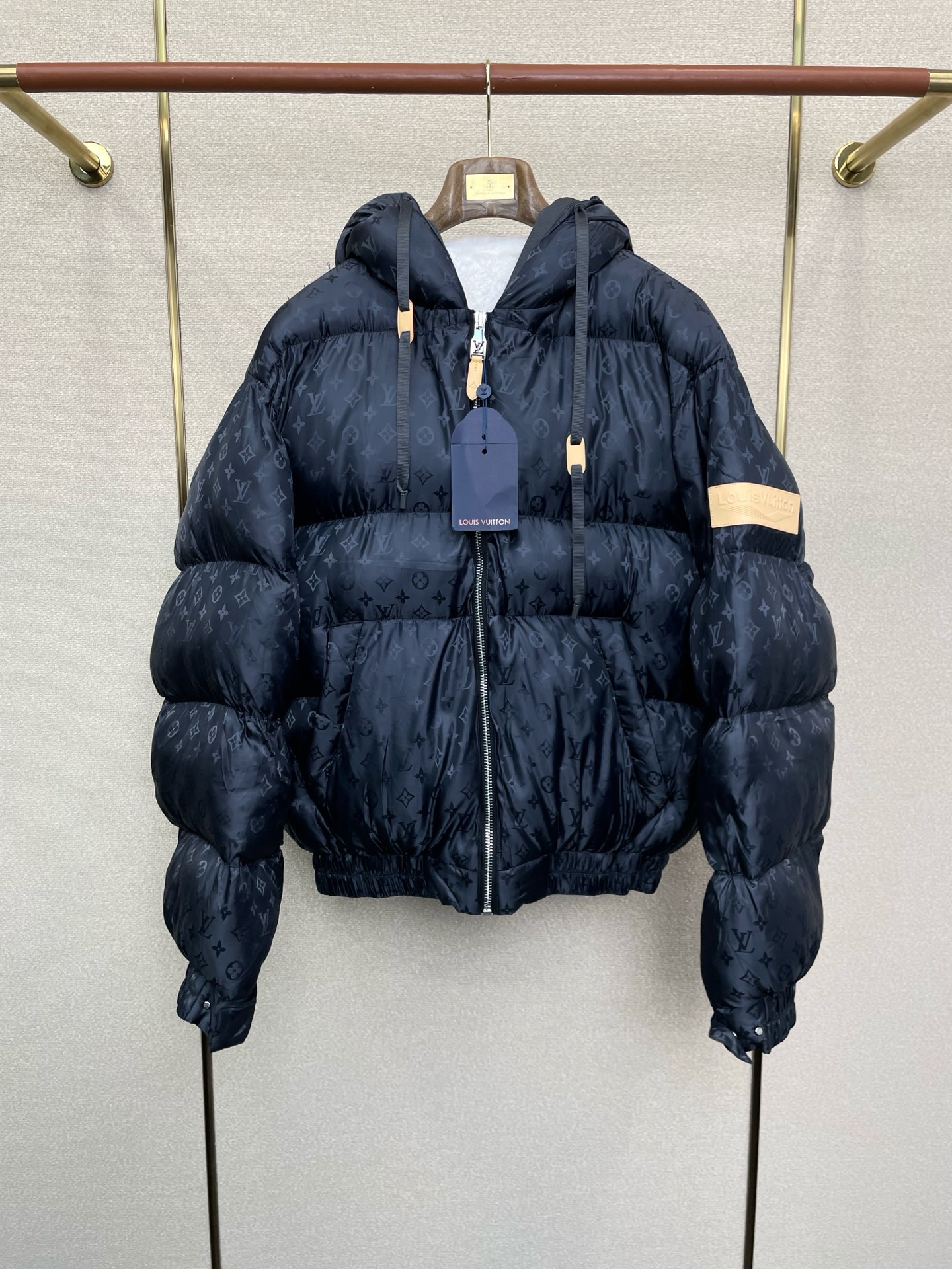 NO:611963,.Louis Vuitton exclusively supplies new cotton clothing, ski series full-print cotton clothing, and trading company channels are rare. It is a must-have warm item for cooling weather. It can be worn for daily or outdoor sports. It is wear-resistant, scratch-resistant and easy to care for. It is paired with large square quilting technology to create a fluffy and full overall effect. It also has a strong thermal insulation and temperature locking effect, so that you are not afraid of the cold outdoor weather in autumn and winter!  Size 46.48.50.52,,louis vuitton,louis vuitton,alexander wang19860909.Louis Vuitton路易威登独家专供新款棉服 滑雪系列满印棉服 贸易公司渠道稀出,降温天气必备的保暖单品,不论是日常还是户外运动都能穿.耐磨防刮易打理,在搭配大方格绗缝工艺,打造蓬松饱满的整体效果,兼顾强悍的保暖锁温效果,让你无惧秋冬季寒冷的户外天气! 尺码46.48.50.52,,louis vuitton,louis vuitton,alexander wang,Men's clothing