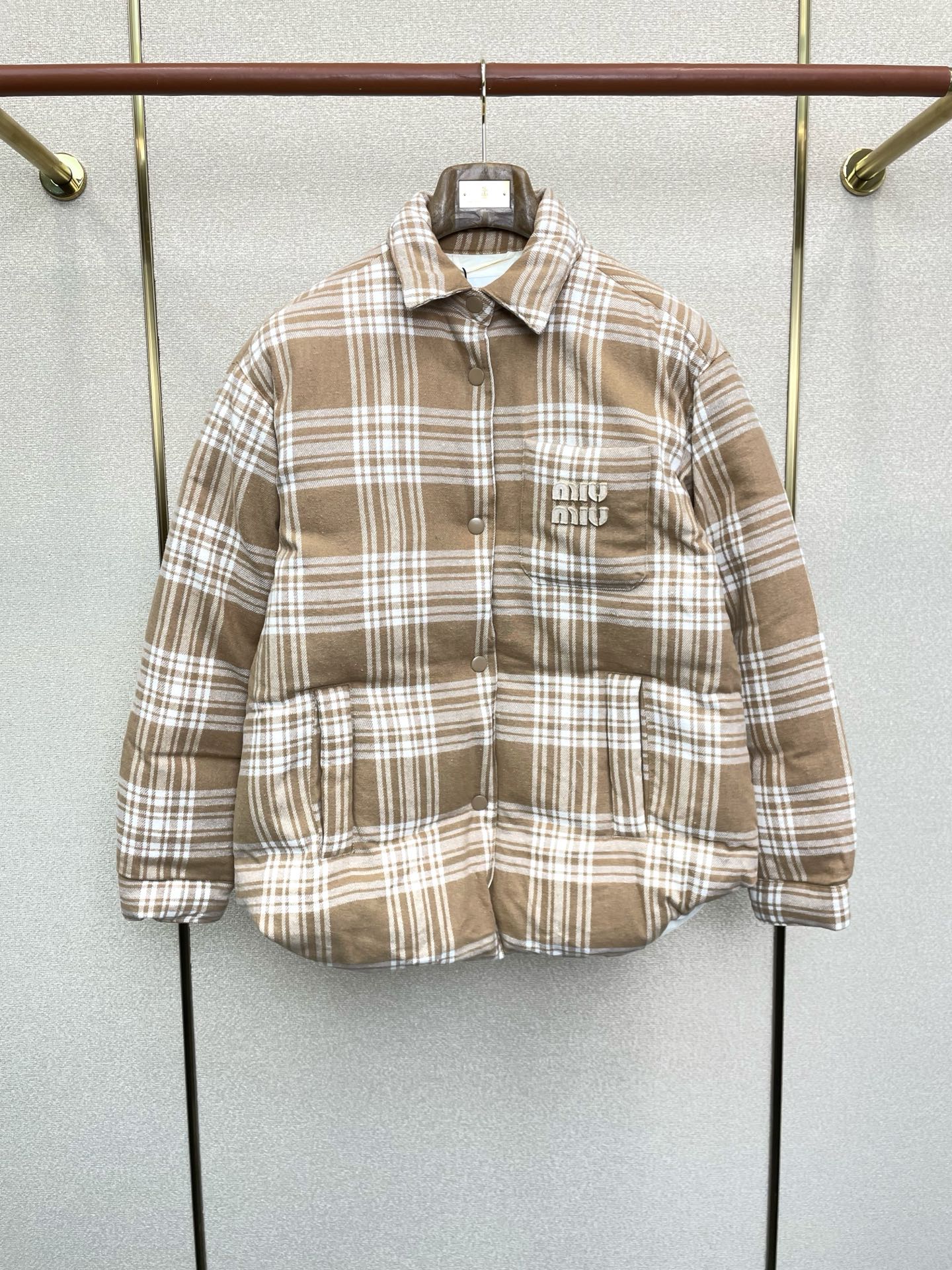 NO:611953,.Miumiu exclusively supplies new down jackets. Medium-thick plaid down jackets are rarely available in trading company channels. They are essential warm items for cooling weather. They can be worn for daily or outdoor sports. Wear-resistant, scratch-resistant and easy to care for. It is paired with large square quilting technology to create a fluffy and full overall effect. It also has a strong thermal insulation effect, so that you are not afraid of the cold outdoor weather in autumn and winter!  Size 36.38.40,,miumiu,jackets & coats,down jacket,alexander wang19860909.Miumiu缪谬独家专供新款羽绒外套 中厚款格纹羽绒外套 贸易公司渠道稀出,降温天气必备的保暖单品,不论是日常还是户外运动都能穿.耐磨防刮易打理,在搭配大方格绗缝工艺,打造蓬松饱满的整体效果,兼顾强悍的保暖锁温效果,让你无惧秋冬季寒冷的户外天气! 尺码36.38.40,,miumiu,jackets & coats,down jacket,alexander wang,Men's clothing