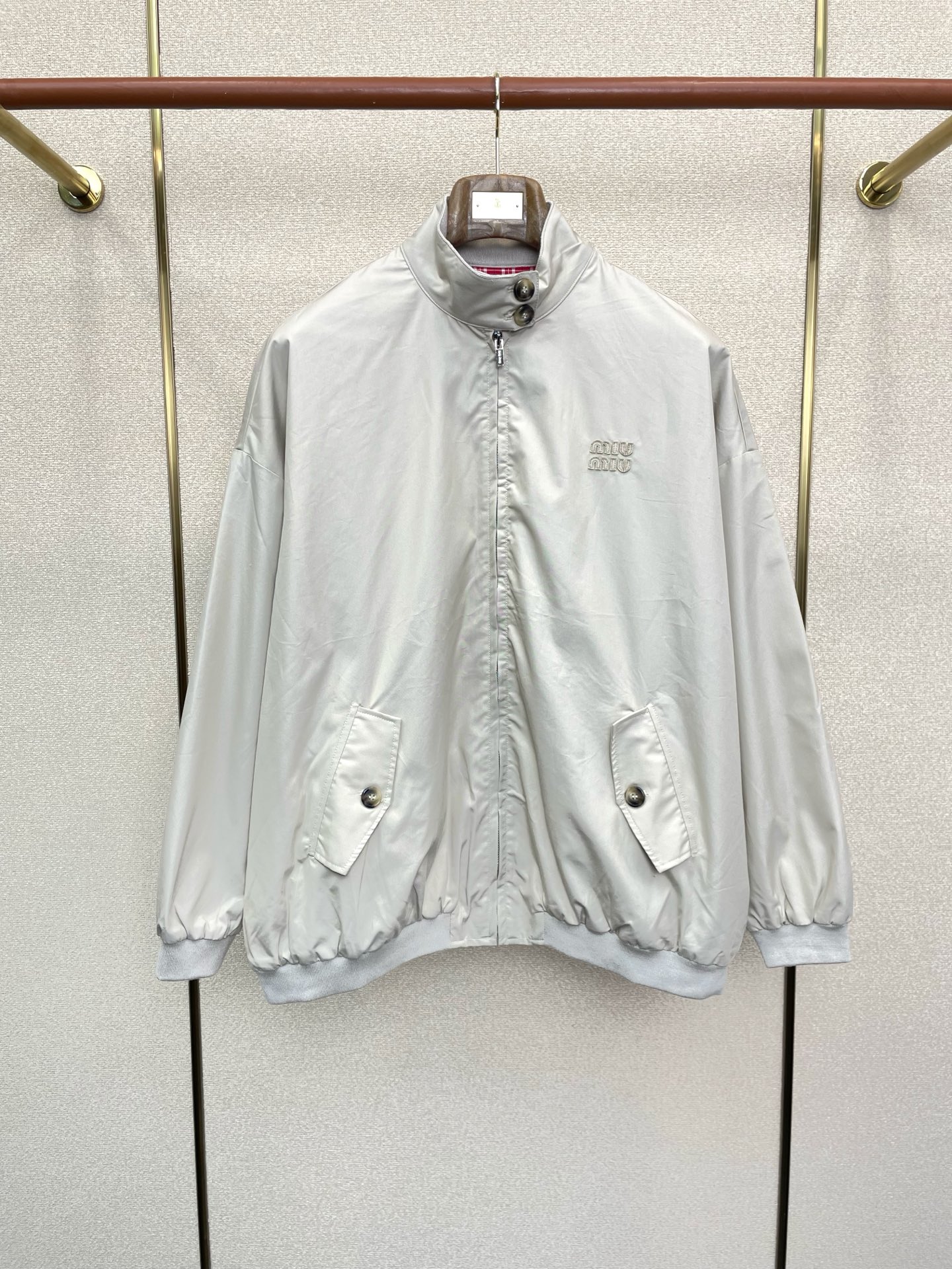 NO:611961,.Miumiu exclusively offers new jackets and letter embroidered stand collar jackets. Trading company channels are rare. It is a must-have thermal item for cooling weather. It can be worn for daily life or outdoor sports. It is wear-resistant, scratch-resistant and easy to care for. It is paired with large square quilting technology to create a fluffy and full overall effect. It also has a strong thermal insulation and temperature locking effect, so that you are not afraid of the cold outdoor weather in autumn and winter!  Size 36.38.40.42,,miumiu,jackets & coats,jackets & coats,alexander wang19860909.Miumiu缪谬独家专供新款夹克外套 字母刺绣立领夹克外套 贸易公司渠道稀出,降温天气必备的保暖单品,不论是日常还是户外运动都能穿.耐磨防刮易打理,在搭配大方格绗缝工艺,打造蓬松饱满的整体效果,兼顾强悍的保暖锁温效果,让你无惧秋冬季寒冷的户外天气! 尺码36.38.40.42,,miumiu,jackets & coats,jackets & coats,alexander wang,Men's clothing