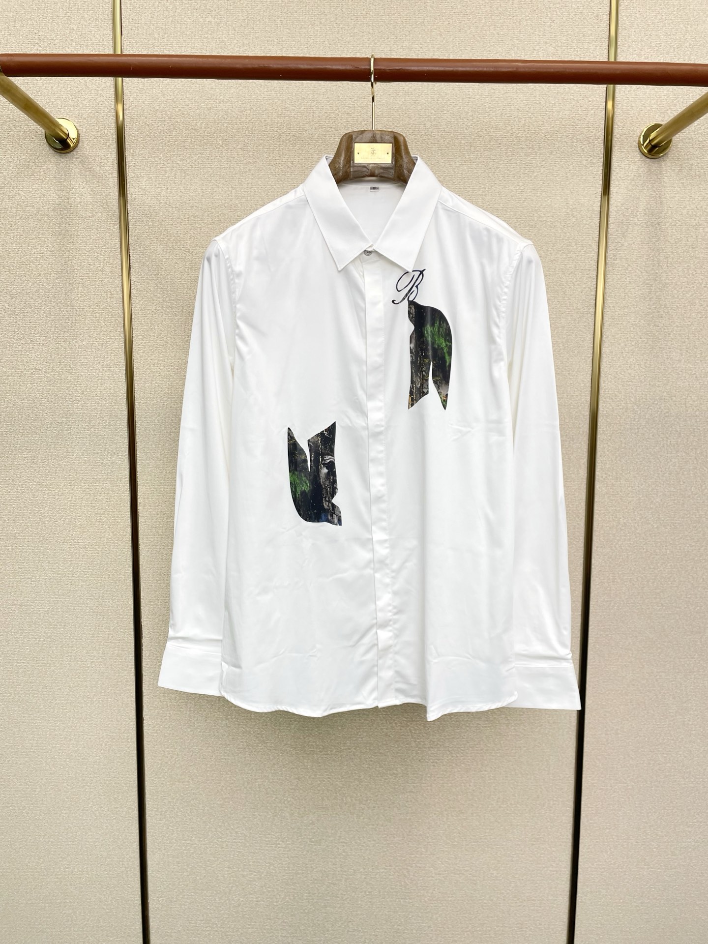 NO:614079,.Burberry exclusively provides new original men's casual long-sleeved shirts. High-end customization. High-end version. Fashionable and versatile imported fabrics. Super soft and delicate feel. Skin-friendly and comfortable to wear. High-end boutique. The upper body is exquisitely made by the factory. A must-have item for men. Three complete standards. Size M-4XL,,burberry,burberry,shirts,alexander wang19860909.Burberry巴宝莉独家专供新款原单男士休闲长袖衬衫 高端定制 高端版本 时尚百搭爆款进口面料 手感超柔软细腻 穿着亲肤舒适 高端精品 代工厂精细做上身非常赞 男士必备单品 三标齐全 码数M-4XL,,burberry,burberry,shirts,alexander wang,Men's clothing