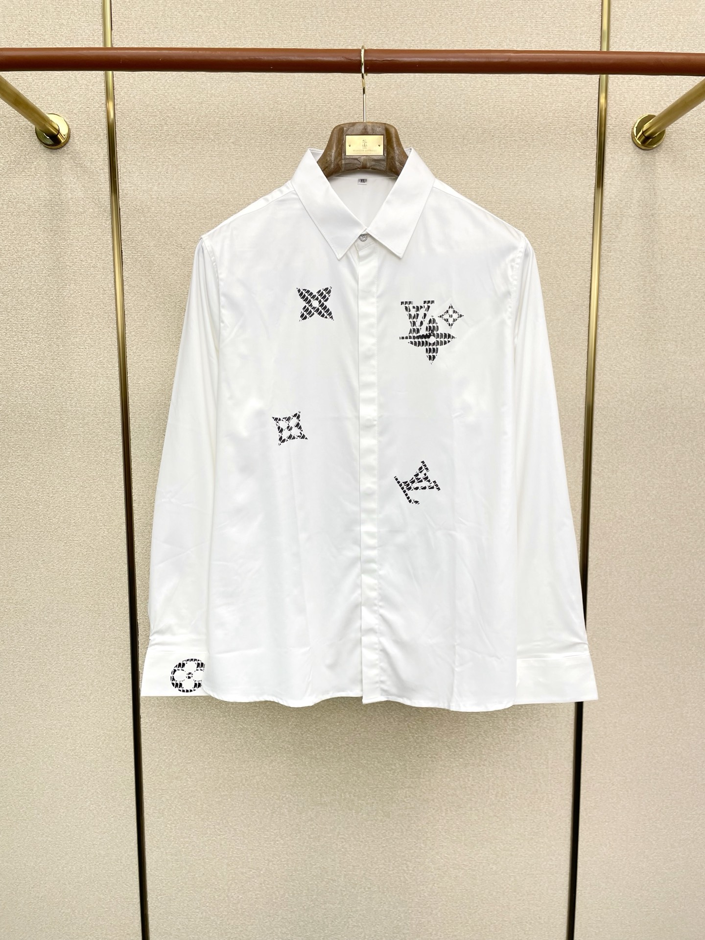 NO:614088,.Louis Vuitton Louis Vuitton exclusively provides new original men's casual long-sleeved shirts. High-end customization. High-end version. Fashionable and versatile imported fabrics. Super soft and delicate feel. Skin-friendly and comfortable to wear. High-end boutique. The upper body is exquisitely made by the factory. A must-have item for men. Three complete standards. Size M-4XL, louis vuitton, louis vuitton, shirts, alexander wang19860909.Louis Vuitton路易威登独家专供新款原单男士休闲长袖衬衫 高端定制 高端版本 时尚百搭爆款进口面料 手感超柔软细腻 穿着亲肤舒适 高端精品 代工厂精细做上身非常赞 男士必备单品 三标齐全 码数M-4XL,,louis vuitton,louis vuitton,shirts,alexander wang,Men's clothing