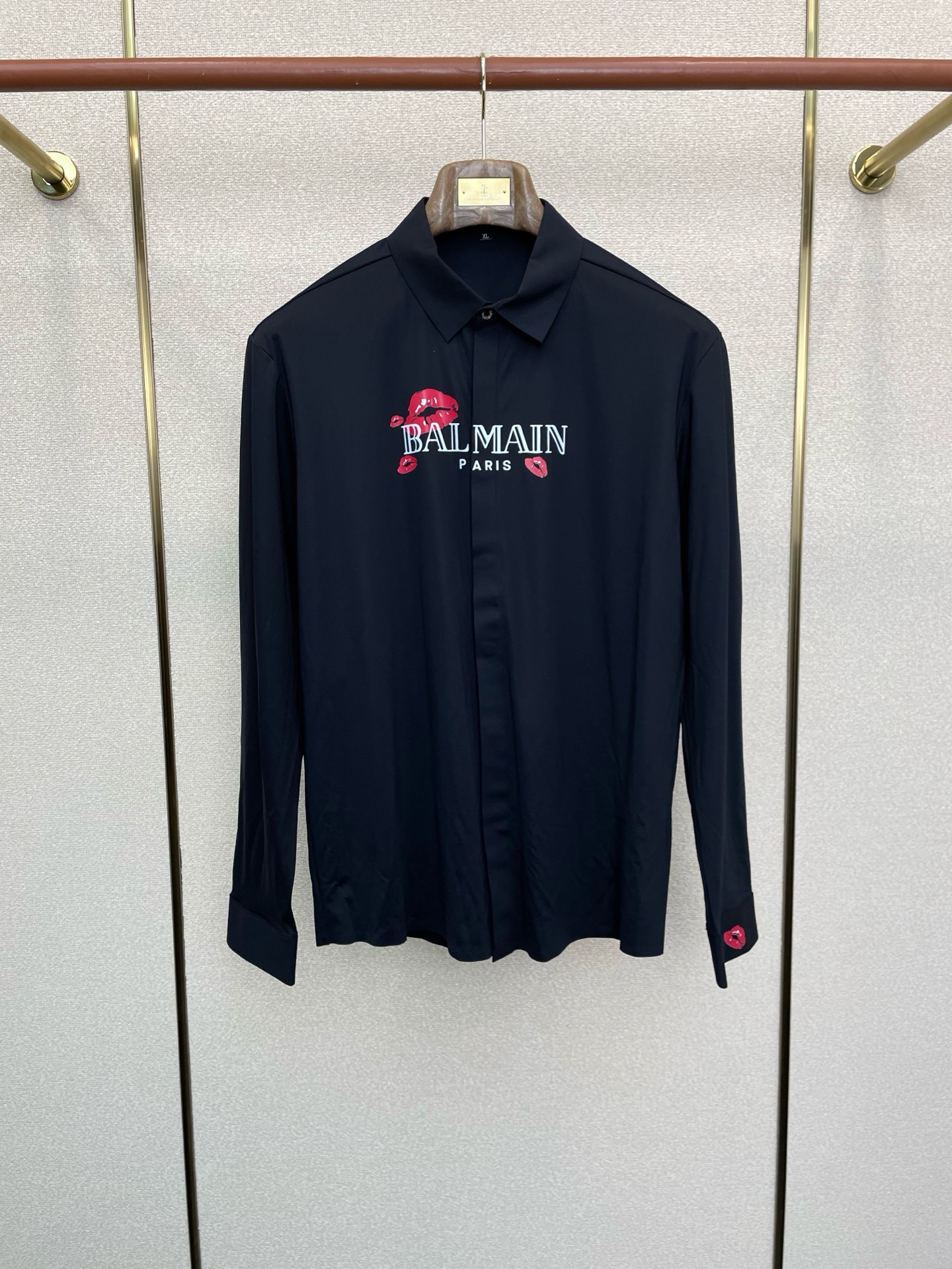 NO:611856,.BALMAIN exclusively supplies new original men's casual long-sleeved shirts. High-end customization. High-end version. Fashionable and versatile imported fabrics. Super soft and delicate feel. Skin-friendly and comfortable to wear. High-end boutique. The upper body is finely made by the factory. It is a must-have item for men. Three complete standards. Size M-4XL,,balmain,balmain,shirts,alexander wang19860909.BALMAIN巴尔曼独家专供新款原单男士休闲长袖衬衫 高端定制 高端版本 时尚百搭爆款进口面料 手感超柔软细腻 穿着亲肤舒适 高端精品 代工厂精细做上身非常赞 男士必备单品 三标齐全 码数M-4XL,,balmain,balmain,shirts,alexander wang,Men's clothing