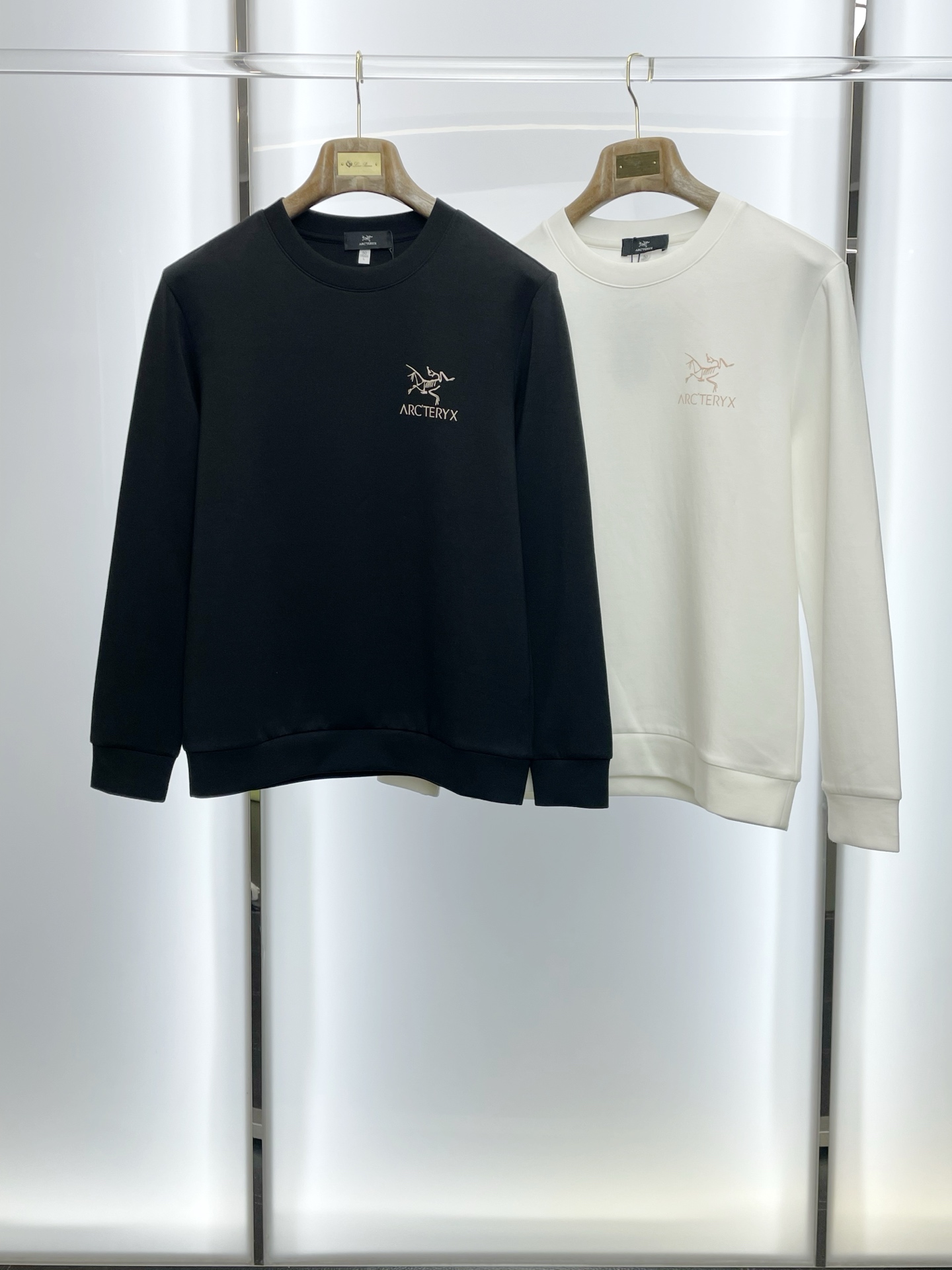 NO:614012,.Arc’teryx exclusively provides the latest fashion sweatshirts. Jackets with classic design and great looks. The quality is impeccable and quality control allows you to buy it directly. It is a high-end product that cannot be faulted! You can feel its powerful aura through the detailed pictures. It has a remarkable effect of gathering heat and keeping warm, so you don’t have to worry about getting a little chilly! Both fashionable and functional, the whole style looks more luxurious! Size M-4XL,arc'teryx,hoodie,sweatshirts,jackets & coats,alexander wang19860909.Arc’teryx始祖鸟独家专供最新时尚卫衣 经典设计感与颜值爆棚的外套,品质更是无法挑剔品控可以直接入手,不容过错的高端臻品！通过细节图片便可感受到它强悍的气场,聚温保暖效果显著,完全不用担心会有一点寒意！时尚与功能性兼备,整款显得更加的奢华大气！ 尺码M-4XL,arc'teryx,hoodie,sweatshirts,jackets & coats,alexander wang,Men's clothing