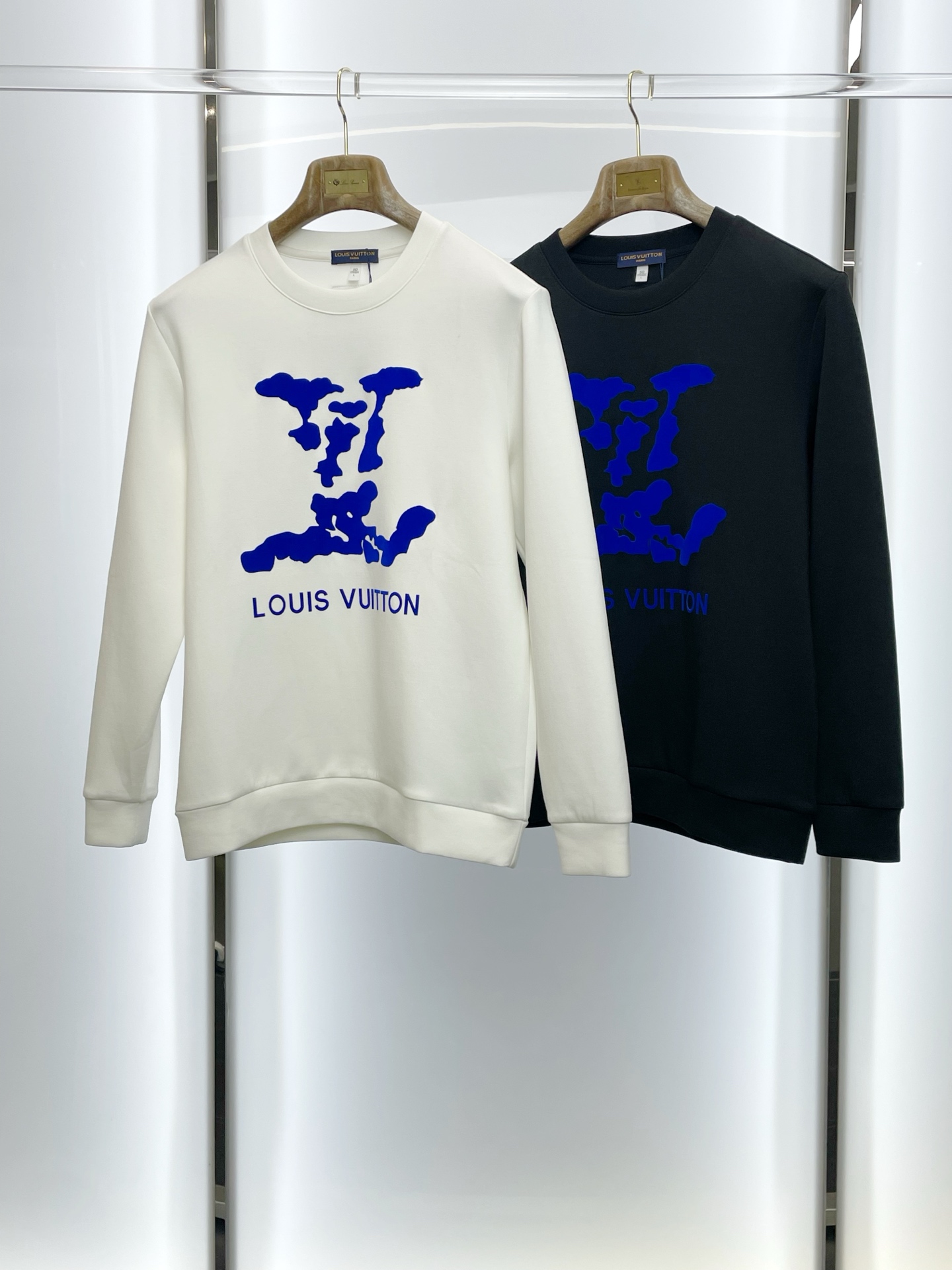 NO:614024,.Louis Vuitton exclusively provides the latest fashionable sweatshirts. Jackets with classic design and great looks. The quality is impeccable and the quality control can be purchased directly. It is a high-end product that cannot be faulted! You can feel its powerful aura through the detailed pictures. It has a remarkable effect of gathering heat and keeping warm, so you don’t have to worry about getting a little chilly! Both fashionable and functional, the whole style looks more luxurious! Size M-4XL,,louis vuitton,louis vuitton,hoodie,sweatshirts,jackets & coats,alexander wang19860909.Louis Vuitton路易威登独家专供最新时尚卫衣 经典设计感与颜值爆棚的外套,品质更是无法挑剔品控可以直接入手,不容过错的高端臻品！通过细节图片便可感受到它强悍的气场,聚温保暖效果显著,完全不用担心会有一点寒意！时尚与功能性兼备,整款显得更加的奢华大气！ 尺码M-4XL,,louis vuitton,louis vuitton,hoodie,sweatshirts,jackets & coats,alexander wang,Men's clothing