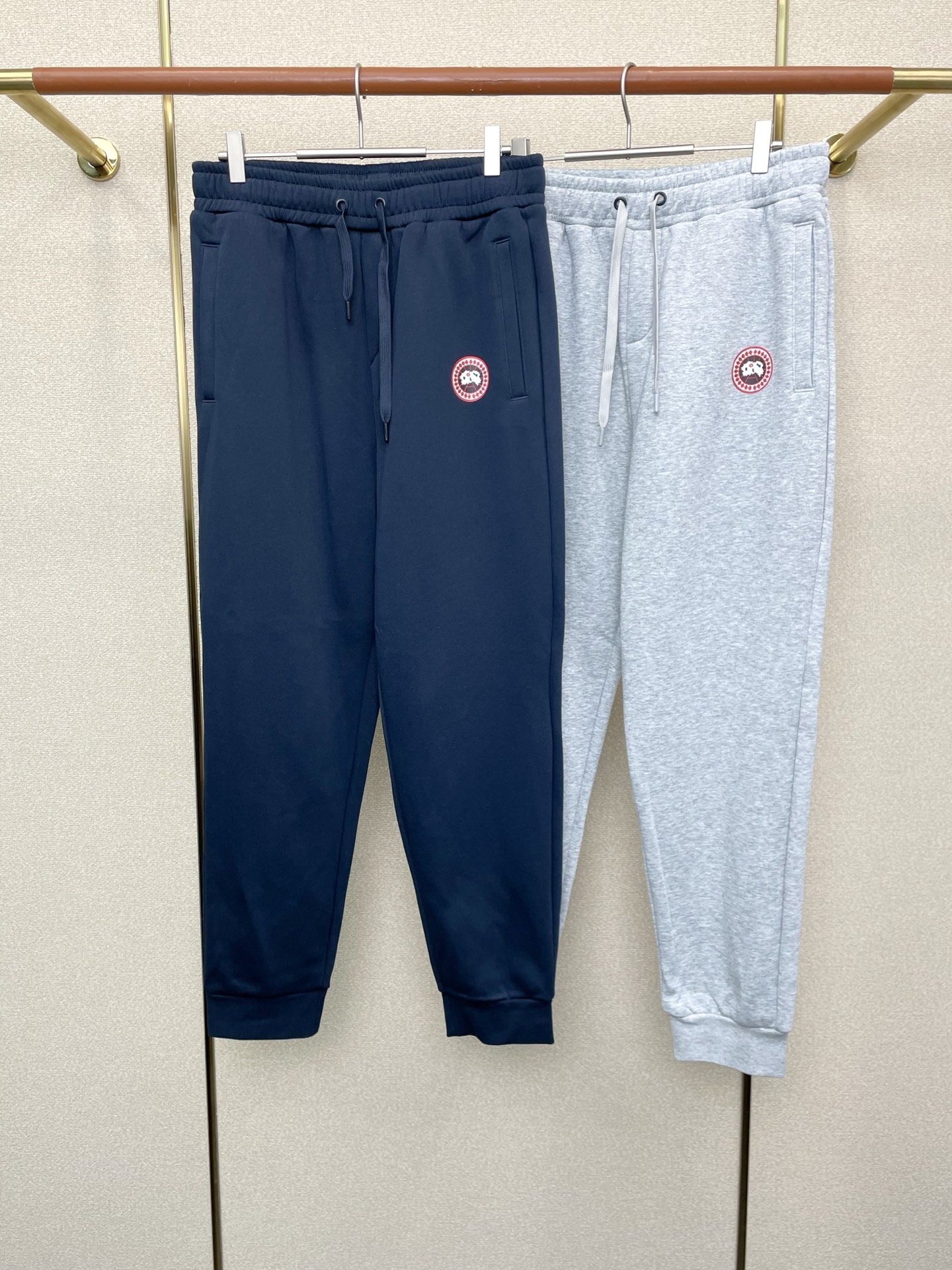 NO:614007,.Canada Goose exclusively offers new casual pants, high-end versions!  Velvet and thickened counter-customized fabrics are highly breathable and comfortable, with impeccable details. The brand element design concept reflects high quality. It feels delicate and soft!  It presents a casual cut and the upper body shape is awesome!  Size M-3XL,,alexander wang19860909.Canada Goose加拿大鹅独家专供新款休闲裤 高端版本！加绒加厚 专柜定制面料 透气舒适度高,细节无可挑剔,品牌元素设计理念,体现高品质.手感细腻柔软！呈现休闲裁剪,上身版型超赞！码数M-3XL,,alexander wang,Men's clothing