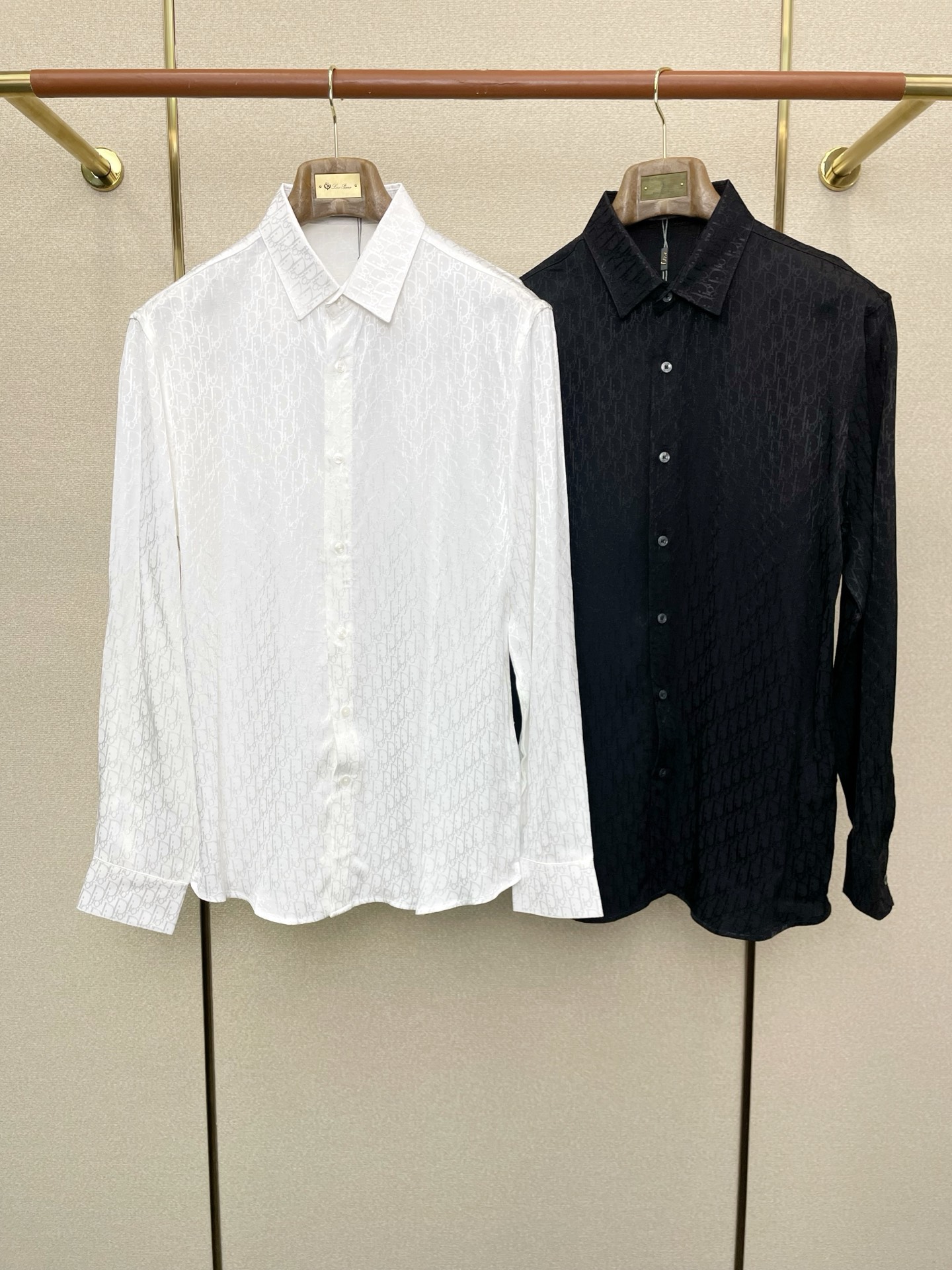 NO:614060,.Dior Dior exclusively provides new men's casual long-sleeved shirts. High-end customization. High-end version. Fashionable and versatile imported fabrics. Super soft and delicate feel. Skin-friendly and comfortable to wear. High-end boutique. The upper body is finely made by the factory. It is a must-have item for men. Three complete standards. Size M-2XL, dior, dior, shirts, alexander wang19860909.Dior迪奥独家专供新款男士休闲长袖衬衫 高端定制 高端版本 时尚百搭爆款进口面料 手感超柔软细腻 穿着亲肤舒适 高端精品 代工厂精细做上身非常赞 男士必备单品 三标齐全 码数M-2XL,,dior,dior,shirts,alexander wang,Men's clothing