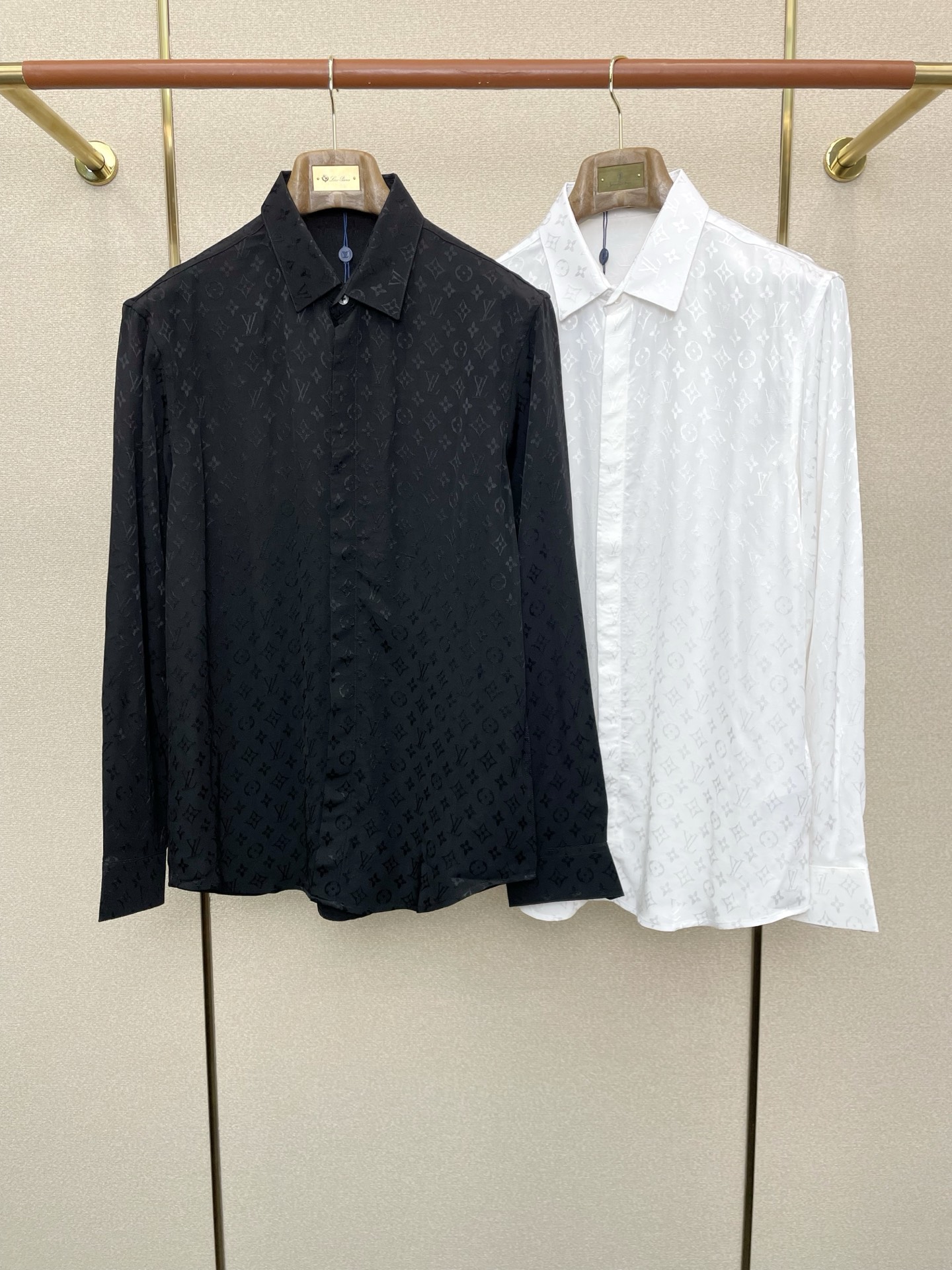 NO:614084,.Louis Vuitton Louis Vuitton's exclusive new men's casual long-sleeved shirt, high-end customization, high-end version, fashionable and versatile, popular imported fabrics, super soft and delicate to the touch, skin-friendly and comfortable to wear, high-end boutique, exquisite upper body made by the factory, very good, a must-have item for men, complete with three standards, size M-2XL,, louis vuitton, louis vuitton, shirts, alexander wang19860909.Louis Vuitton路易威登独家专供新款男士休闲长袖衬衫 高端定制 高端版本 时尚百搭爆款进口面料 手感超柔软细腻 穿着亲肤舒适 高端精品 代工厂精细做上身非常赞 男士必备单品 三标齐全 码数M-2XL,,louis vuitton,louis vuitton,shirts,alexander wang,Men's clothing