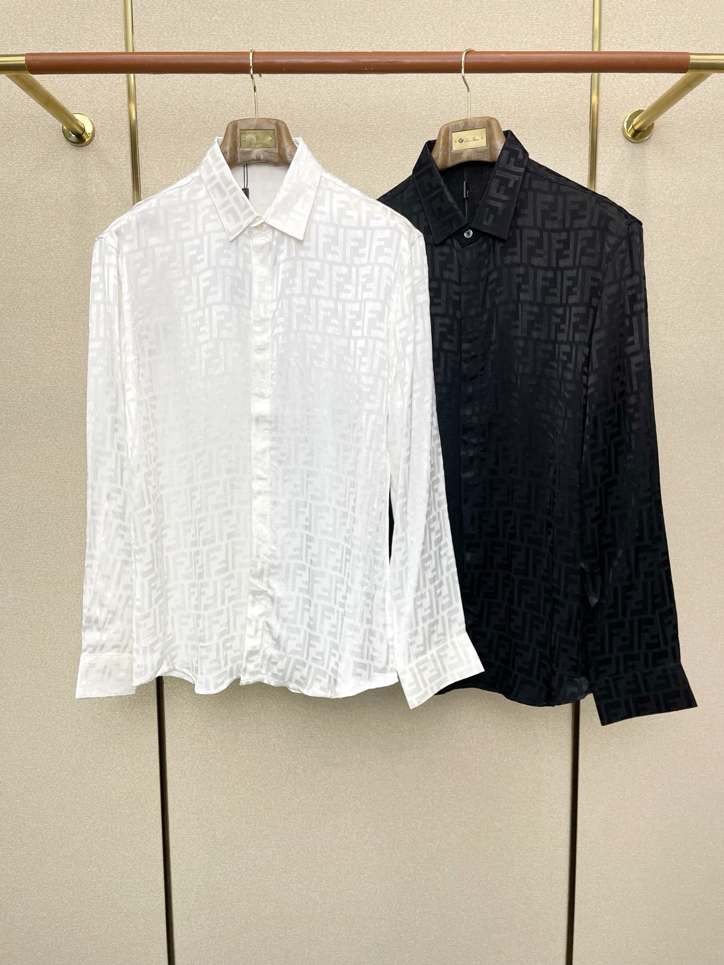 NO:614074,.FENDI Fendi exclusively provides new men's casual long-sleeved shirts. High-end customization. High-end version. Fashionable and versatile imported fabrics. Super soft and delicate feel. Skin-friendly and comfortable to wear. High-end boutique. The upper body is exquisitely made by the factory. A must-have item for men. Complete with three standards. Size M-2XL,,fendi,fendi,shirts,alexander wang19860909.FENDI芬迪独家专供新款男士休闲长袖衬衫 高端定制 高端版本 时尚百搭爆款进口面料 手感超柔软细腻 穿着亲肤舒适 高端精品 代工厂精细做上身非常赞 男士必备单品 三标齐全 码数M-2XL,,fendi,fendi,shirts,alexander wang,Men's clothing