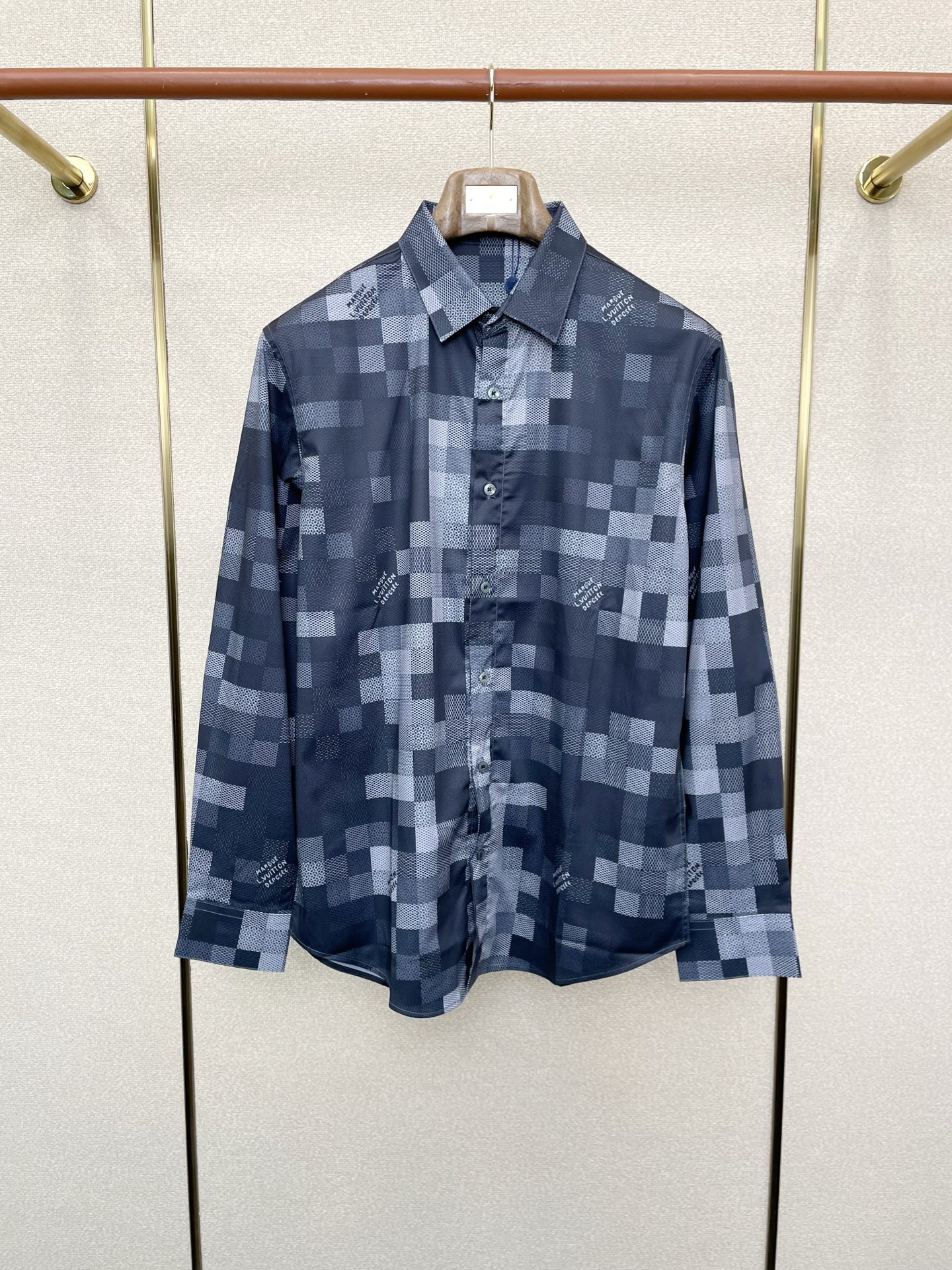 NO:614093,.Louis Vuitton Louis Vuitton's exclusive new men's casual long-sleeved shirt, high-end customization, high-end version, fashionable and versatile, popular imported fabrics, super soft and delicate to the touch, skin-friendly and comfortable to wear, high-end boutique, exquisite upper body made by the factory, very good, a must-have item for men, complete with three standards, size M-2XL,, louis vuitton, louis vuitton, shirts, alexander wang19860909.Louis Vuitton路易威登独家专供新款男士休闲长袖衬衫 高端定制 高端版本 时尚百搭爆款进口面料 手感超柔软细腻 穿着亲肤舒适 高端精品 代工厂精细做上身非常赞 男士必备单品 三标齐全 码数M-2XL,,louis vuitton,louis vuitton,shirts,alexander wang,Men's clothing