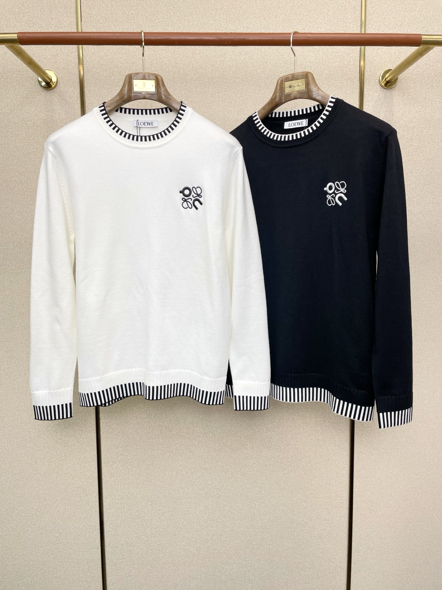 NO:614045,.LOEWE exclusively provides the latest fashionable sweaters, classic designs and stunningly beautiful coats. The quality is impeccable and quality control allows you to buy it directly. High-end products that cannot be faulted! You can feel its powerful aura through the detailed pictures. It has a remarkable effect of gathering heat and keeping warm, so you don’t have to worry about getting a little chilly! Both fashionable and functional, the whole style looks more luxurious! Size M-3XL,,loewe,loewe,jackets & coats,sweaters,alexander wang19860909.LOEWE罗意威独家专供最新时尚毛衣 经典设计与颜值爆棚的外套 品质更是无法挑剔品控可以直接入手,不容过错的高端臻品！通过细节图片便可感受到它强悍的气场,聚温保暖效果显著,完全不用担心会有一点寒意！时尚与功能性兼备,整款显得更加的奢华大气！ 尺码M-3XL,,loewe,loewe,jackets & coats,sweaters,alexander wang,Men's clothing