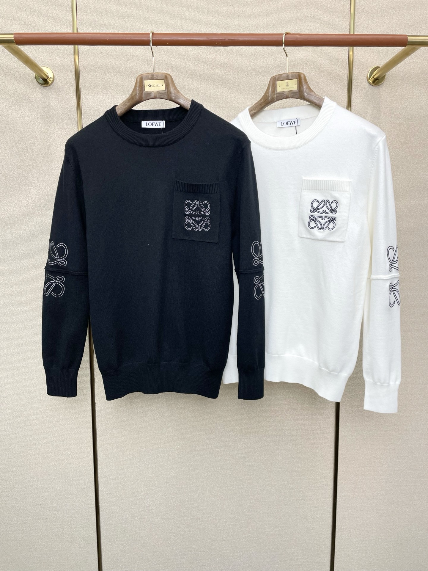 NO:614064,.LOEWE exclusively provides the latest fashionable sweaters, classic designs and stunningly beautiful coats. The quality is impeccable and quality control allows you to buy it directly. High-end products that cannot be faulted! You can feel its powerful aura through the detailed pictures. It has a remarkable effect of gathering heat and keeping warm, so you don’t have to worry about getting a little chilly! Both fashionable and functional, the whole style looks more luxurious! Size M-3XL,,loewe,loewe,jackets & coats,sweaters,alexander wang19860909.LOEWE罗意威独家专供最新时尚毛衣 经典设计与颜值爆棚的外套 品质更是无法挑剔品控可以直接入手,不容过错的高端臻品！通过细节图片便可感受到它强悍的气场,聚温保暖效果显著,完全不用担心会有一点寒意！时尚与功能性兼备,整款显得更加的奢华大气！ 尺码M-3XL,,loewe,loewe,jackets & coats,sweaters,alexander wang,Men's clothing