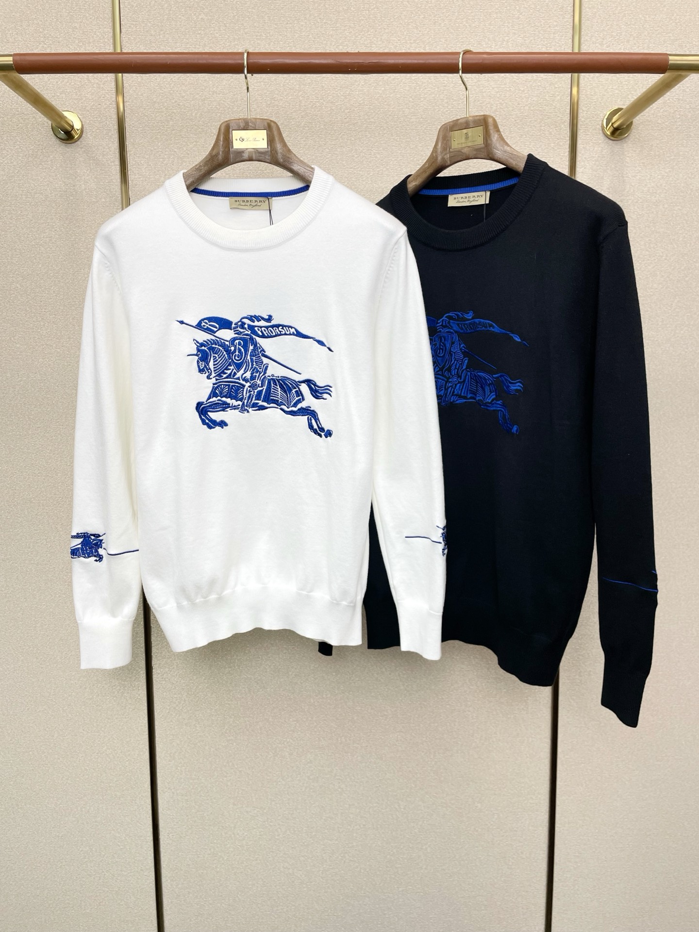 NO:614035,.Burberry exclusively offers the latest fashionable sweaters, classic designs and stunningly beautiful coats. The quality is impeccable and quality control allows you to buy it directly. High-end products that cannot be faulted! You can feel its powerful aura through the detailed pictures. It has a remarkable effect of gathering heat and keeping warm, so you don’t have to worry about getting a little chilly! Both fashionable and functional, the whole style looks more luxurious! Size M-3XL,,burberry,burberry,jackets & coats,sweaters,alexander wang19860909.Burberry巴宝莉独家专供最新时尚毛衣 经典设计与颜值爆棚的外套 品质更是无法挑剔品控可以直接入手,不容过错的高端臻品！通过细节图片便可感受到它强悍的气场,聚温保暖效果显著,完全不用担心会有一点寒意！时尚与功能性兼备,整款显得更加的奢华大气！ 尺码M-3XL,,burberry,burberry,jackets & coats,sweaters,alexander wang,Men's clothing