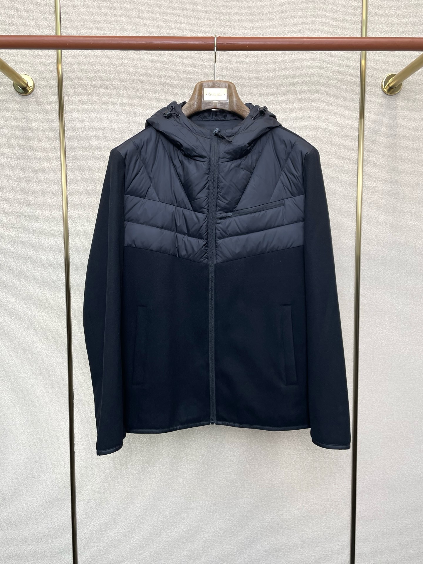 。羽绒服-Arc’teryx始祖鸟💥独家专供秋冬新款羽绒服。贸易公司渠道稀出，降温天气必备的保暖单品，不