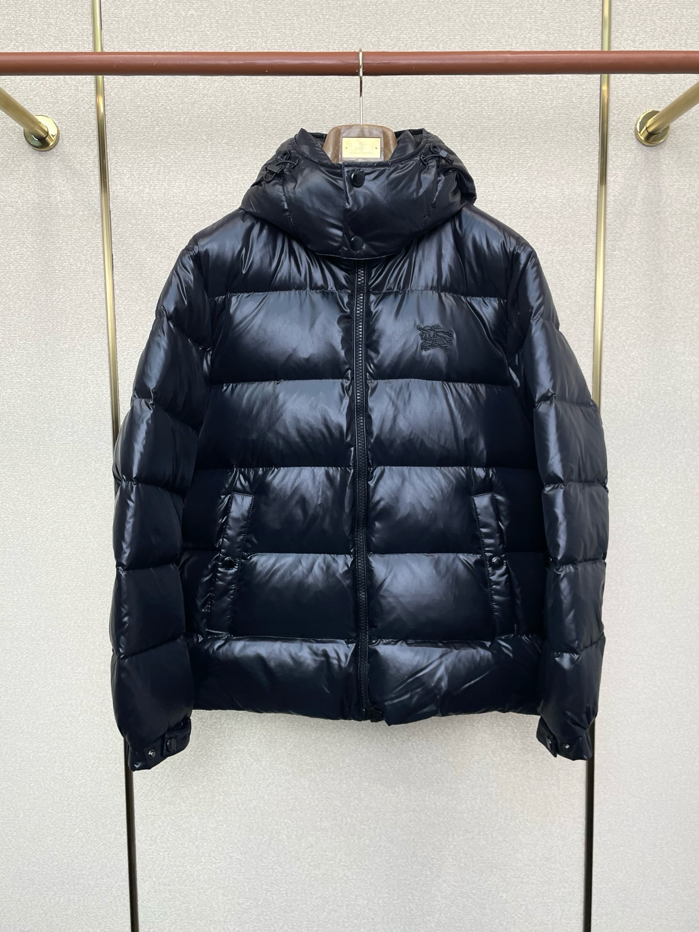 。羽绒服-Burberry巴宝莉💥独家专供秋冬新款羽绒服。贸易公司渠道稀出，降温天气必备的保暖单品，不论