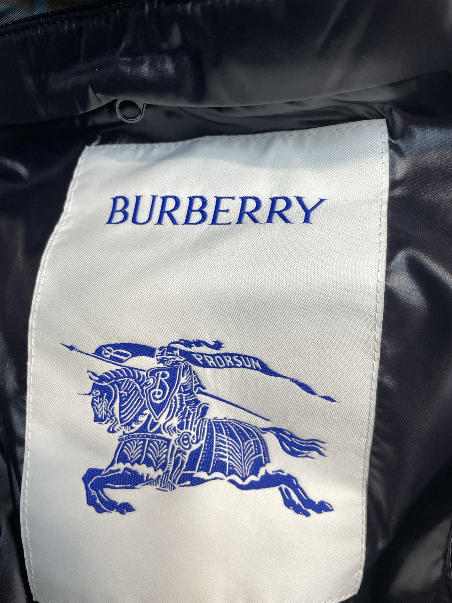 。羽绒服-Burberry巴宝莉💥独家专供秋冬新款羽绒服。贸易公司渠道稀出，降温天气必备的保暖单品，不论