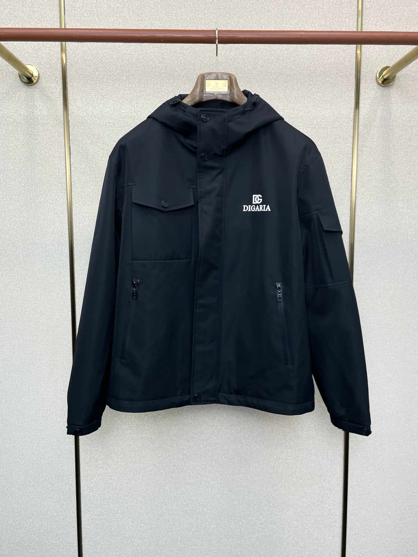 NO:614103,.Dolce&Gabbana exclusively offers the latest fashionable cotton hooded jackets. Jackets with classic design and great looks. The overall performance and quality are impeccable. Quality control allows you to buy it directly. It is a high-end product that cannot be faulted! You can feel its powerful aura through the detailed pictures. It has a remarkable effect of gathering heat and keeping warm, so you don’t have to worry about getting a little chilly! Both fashionable and functional, the whole style looks more luxurious! Size M-3XL,,Dolce&Gabbana,Dolce&Gabbana,jackets & coats,jackets & coats,hats,alexander wang19860909.Dolce&Gabbana杜嘉班纳独家专供最新时尚棉服连帽夹克 经典设计感与颜值爆棚的外套,性能综合品质更是无法挑剔品控可以直接入手,不容过错的高端臻品！通过细节图片便可感受到它强悍的气场,聚温保暖效果显著,完全不用担心会有一点寒意！时尚与功能性兼备,整款显得更加的奢华大气！ 尺码M-3XL,,Dolce&Gabbana,Dolce&Gabbana,jackets & coats,jackets & coats,hats,alexander wang,Men's clothing