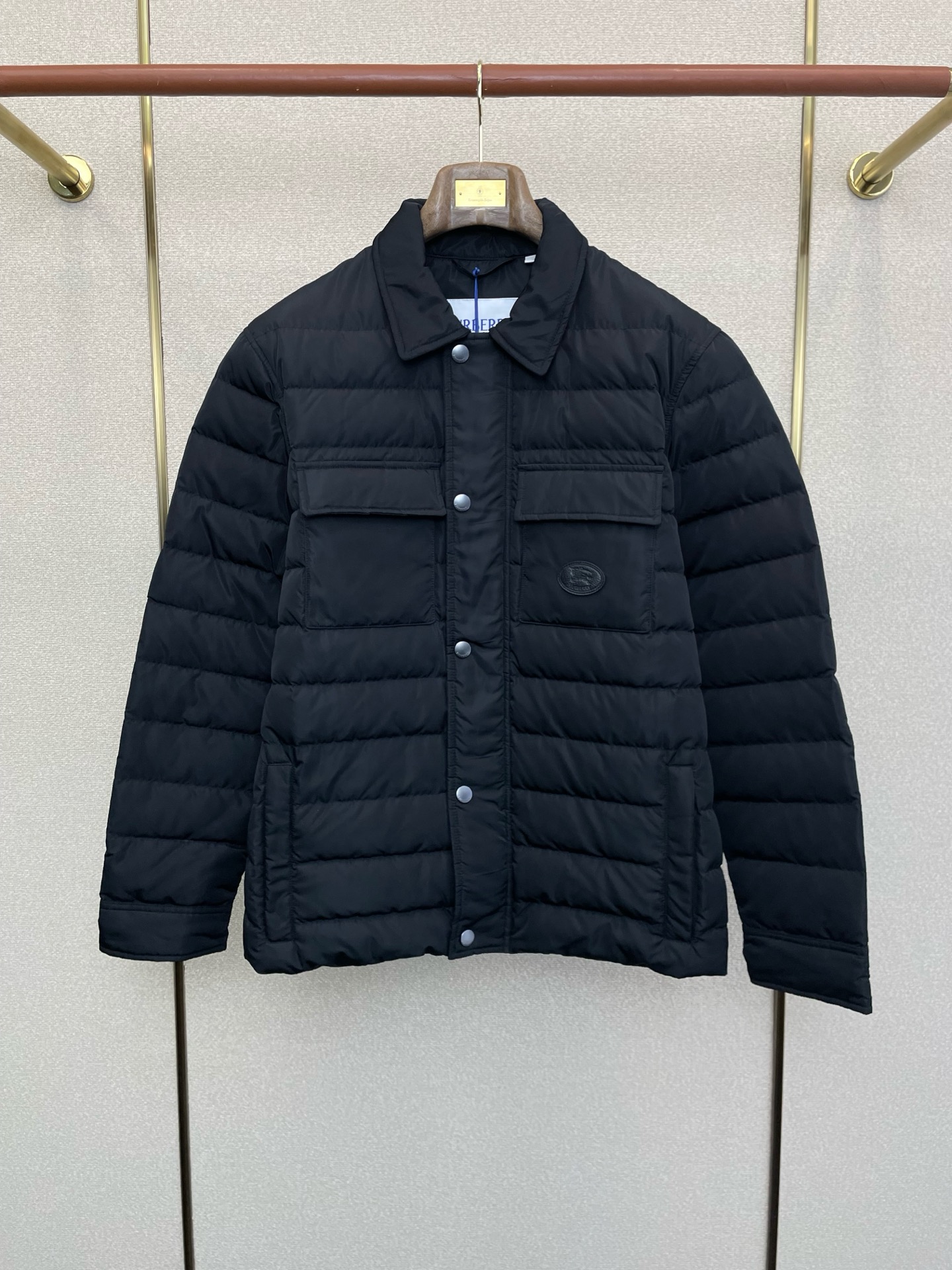 。羽绒服-BURBERRY巴宝莉💥独家专供秋冬新款翻领羽绒服，贸易公司渠道稀出，降温天气必备的保暖单品，