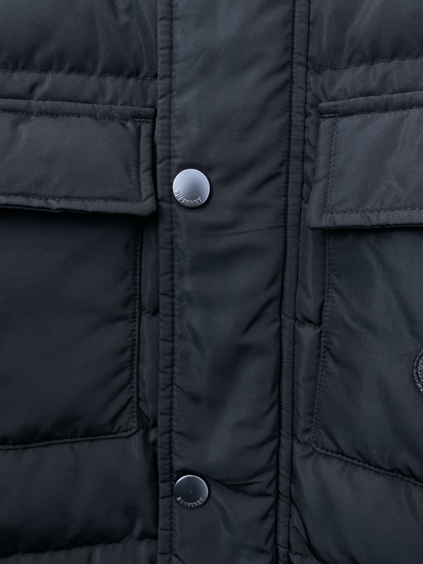 。羽绒服-BURBERRY巴宝莉💥独家专供秋冬新款翻领羽绒服，贸易公司渠道稀出，降温天气必备的保暖单品，