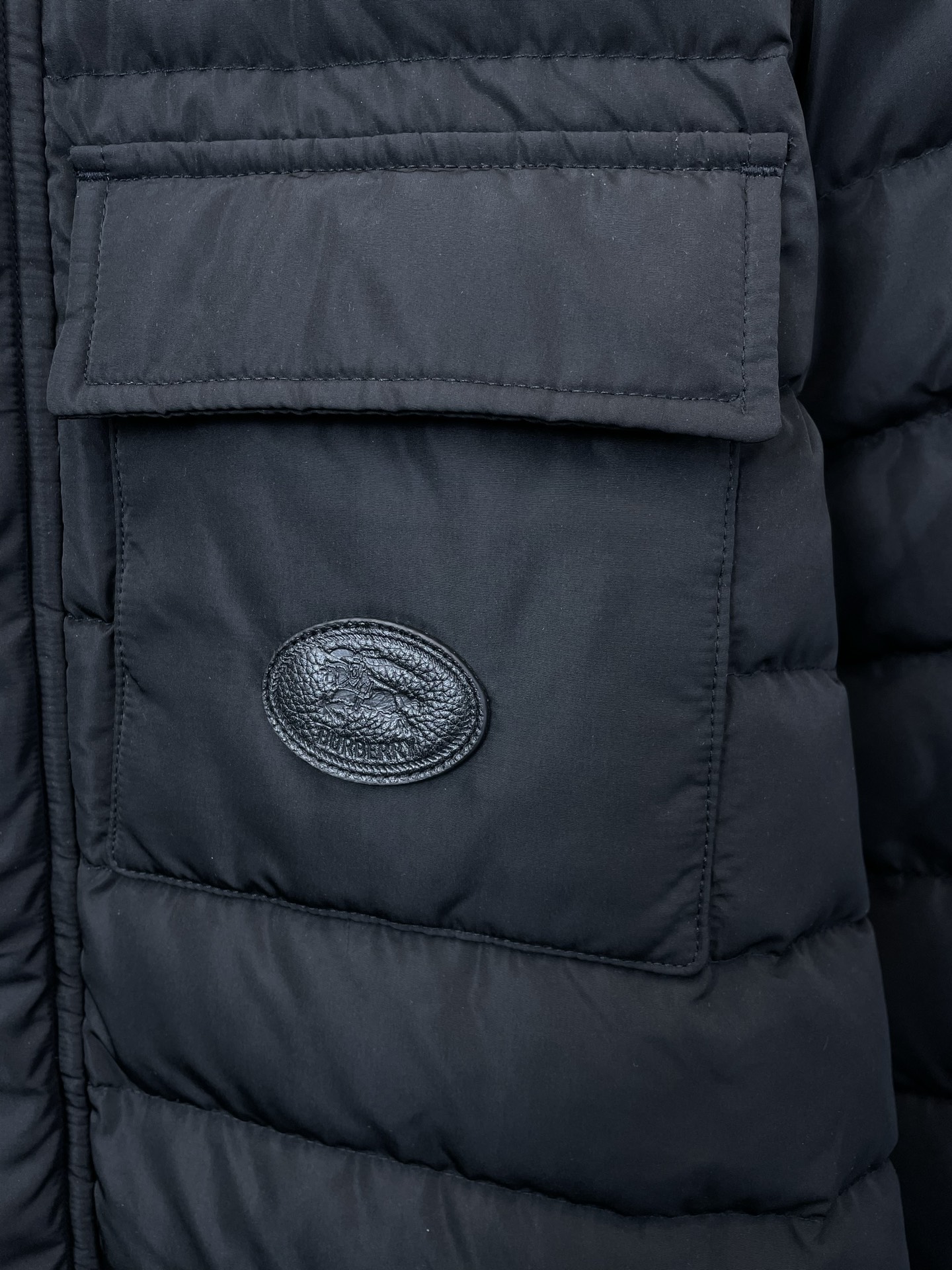 。羽绒服-BURBERRY巴宝莉💥独家专供秋冬新款翻领羽绒服，贸易公司渠道稀出，降温天气必备的保暖单品，