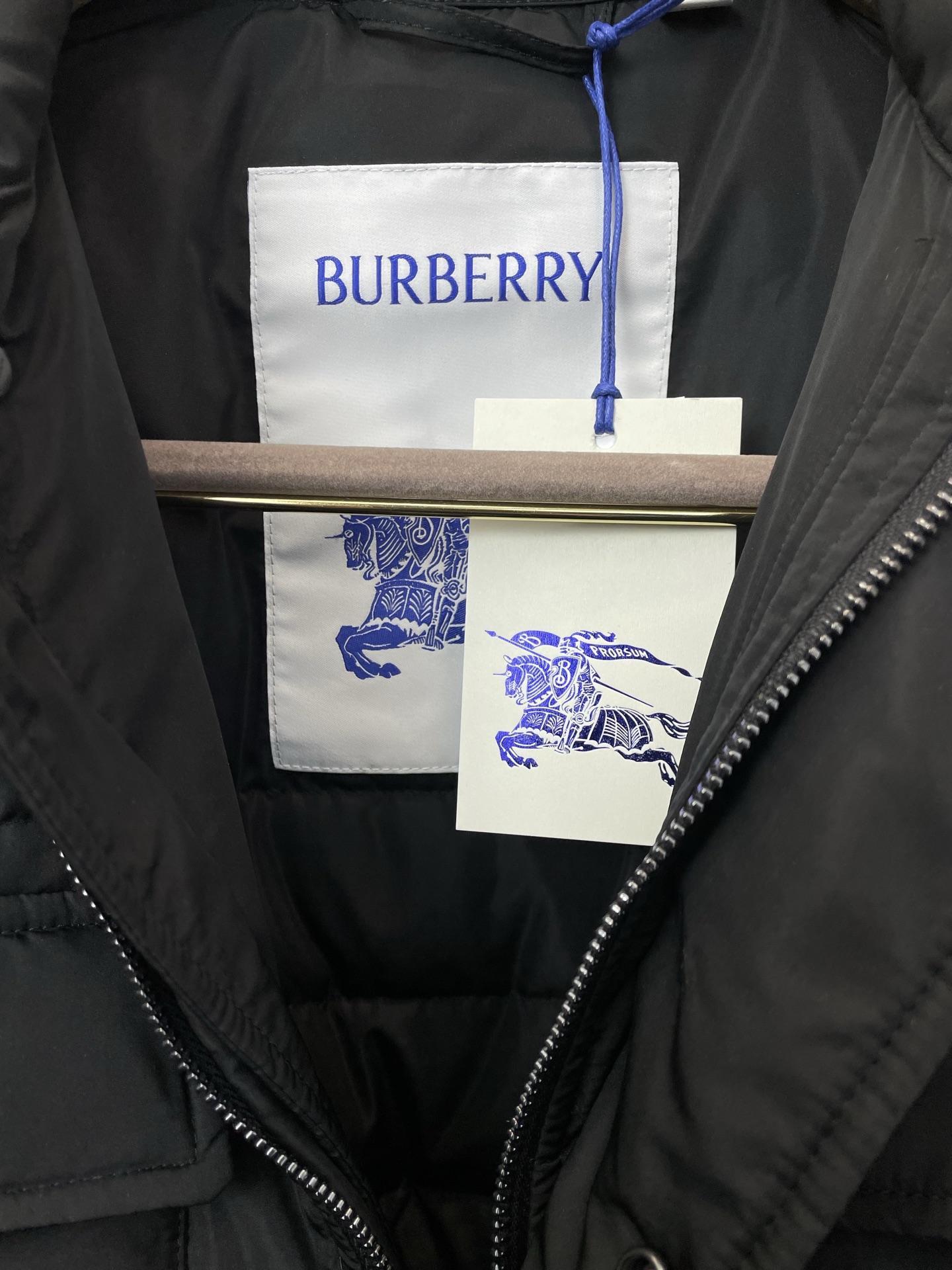 。羽绒服-BURBERRY巴宝莉💥独家专供秋冬新款翻领羽绒服，贸易公司渠道稀出，降温天气必备的保暖单品，