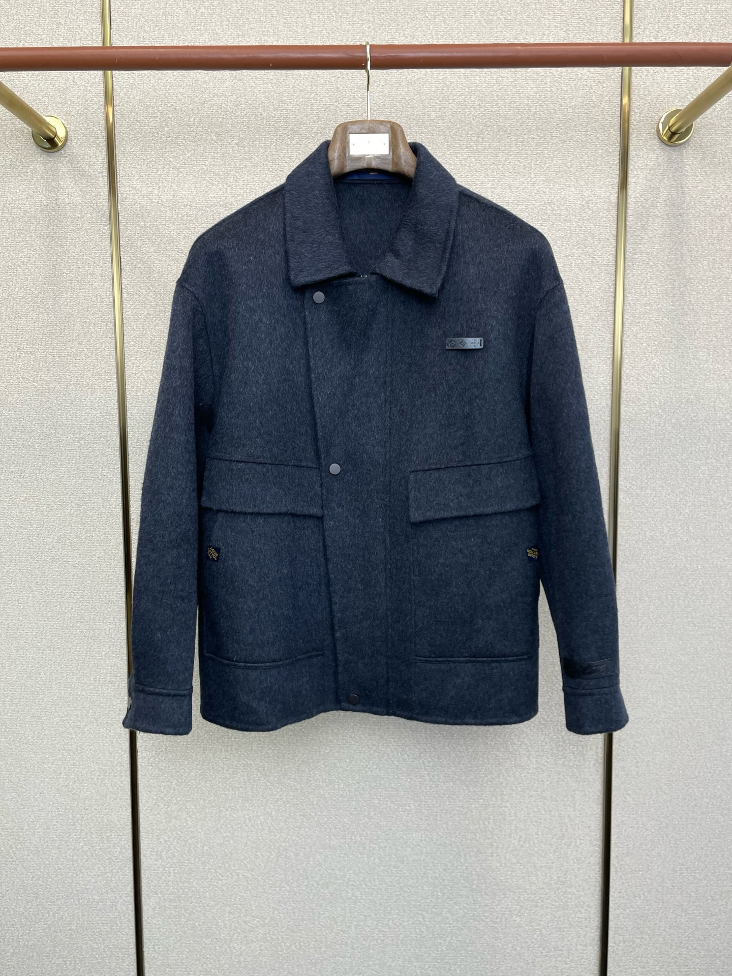 NO:614102,.Short coat-Louis Vuitton Louis Vuitton exclusively offers the new original men's wool double-sided woolen coat, short breasted zippered classic woolen coat channel special supply, high-end goods official website counter synchronization, old money style, simple and classic hot style. Simple, neat and refreshing business, quality workmanship details can withstand any form of inspection, definitely produced by a major factory, presenting a brand new look, giving you a unique upper body experience!  All have gone through a strict selection process, original custom-made buttons, simple, elegant and versatile styles. The upper body is elegant and handsome, giving you a brand new sense of sight!  The appearance is incomparable, the details are in place, the upper body is not picky, and it is a must-have. Size S-3XL,, louis vuitton, louis vuitton, jackets & coats, alexander wang19860909.短款大衣-Louis Vuitton路易威登独家专供新款原单男士羊毛双面呢外套短款排扣拉链经典毛呢外套渠道特供 高端货官网柜台同步 老钱风格 简约经典大爆款.简洁利落又清爽商务,品质做工细节经得起任何形式检验,绝对大厂代工出品 呈现一种焕然一新,赋予你与众不同的上身体验！均经过严格的挑选工序,原版定制纽扣,简约大方百搭款 上身优雅帅气,焕然一新的即视感！品相无敌,细节都很到位,上身不挑人,必入的自留款. 码数S-3XL,,louis vuitton,louis vuitton,jackets & coats,alexander wang,Men's clothing