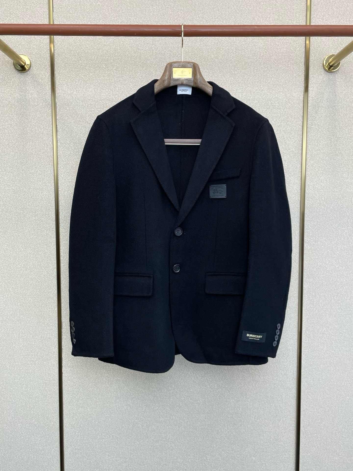 NO:627864,.Short coat-BURBERRY’s new style that is a must-have!  New original men's wool double-sided woolen jacket short breasted classic woolen jacket channel special supply High-end goods official website counter synchronization old money style simple classic hot style. Simple and neat and refreshing business, quality workmanship details can withstand any form of inspection, definitely produced by a major factory, presenting a brand new look, giving you a unique upper body experience!  All have gone through a strict selection process, original custom-made buttons, simple, elegant and versatile styles. The upper body is elegant and handsome, giving you a brand new sense of sight!  The appearance is incomparable, the details are in place, the upper body is not picky, a must-have for yourself. Size M-4XL (slim fit),,burberry,burberry,jackets & coats,alexander wang19860909.短款大衣-BURBERRY巴宝莉砸锅卖铁都要上的新款！新款原单男士羊毛双面呢外套短款排扣经典毛呢外套渠道特供 高端货官网柜台同步 老钱风格 简约经典大爆款.简洁利落又清爽商务,品质做工细节经得起任何形式检验,绝对大厂代工出品 呈现一种焕然一新,赋予你与众不同的上身体验！均经过严格的挑选工序,原版定制纽扣,简约大方百搭款 上身优雅帅气,焕然一新的即视感！品相无敌,细节都很到位,上身不挑人,必入的自留款. 码数M-4XL（修身）,,burberry,burberry,jackets & coats,alexander wang,Men's clothing