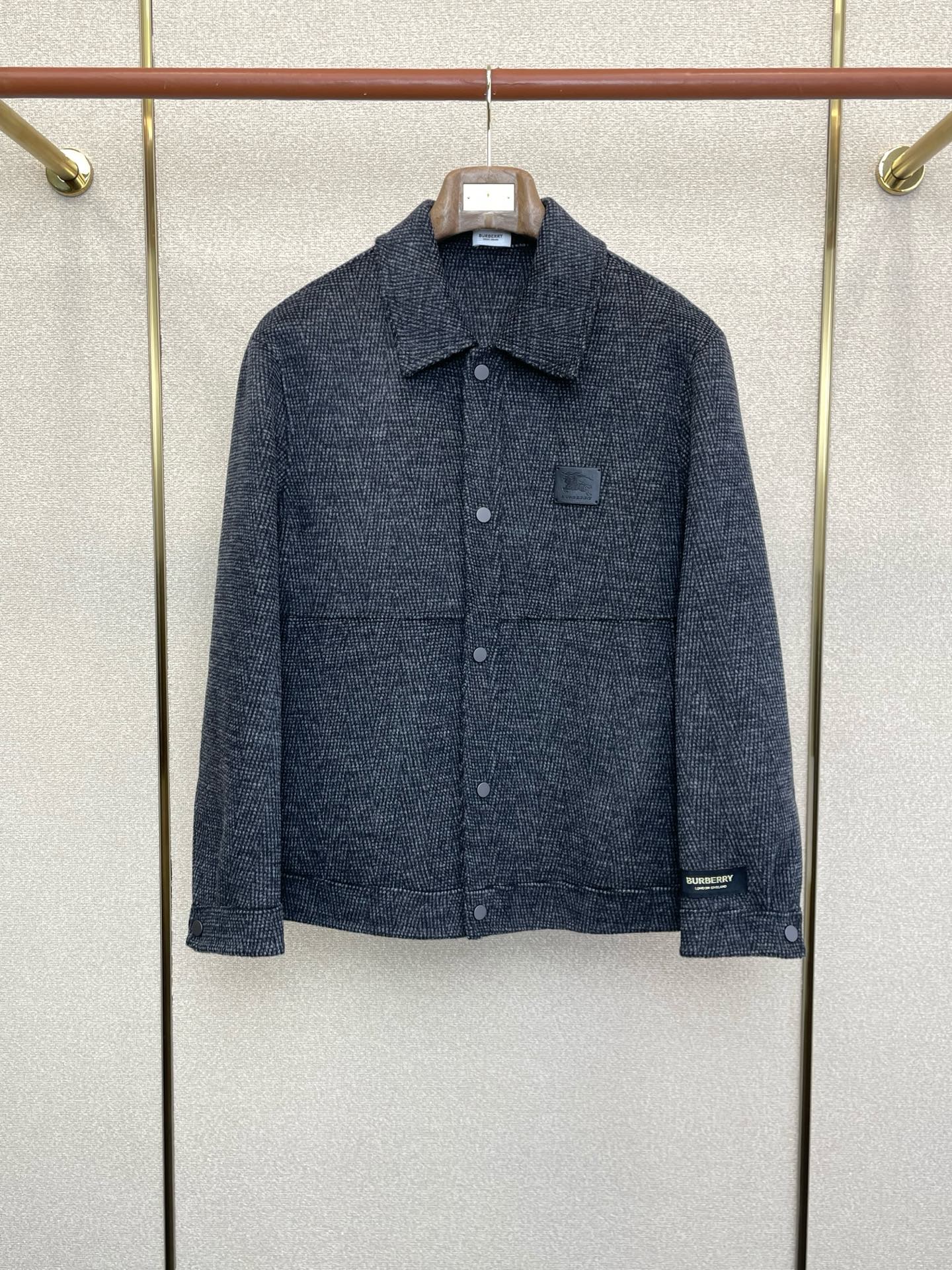 NO:627871,.Short coat-BURBERRY’s new style that is a must-have!  New original men's wool double-sided woolen jacket short breasted classic woolen jacket channel special supply High-end goods official website counter synchronization old money style simple classic hot style. Simple and neat and refreshing business, quality workmanship details can withstand any form of inspection, definitely produced by a major factory, presenting a brand new look, giving you a unique upper body experience!  All have gone through a strict selection process, original custom-made buttons, simple, elegant and versatile styles. The upper body is elegant and handsome, giving you a brand new sense of sight!  The appearance is incomparable, the details are in place, the upper body is not picky, it is a must-have for your own use. Size M-3XL,,burberry,burberry,jackets & coats,alexander wang19860909.短款大衣-BURBERRY巴宝莉砸锅卖铁都要上的新款！新款原单男士羊毛双面呢外套短款排扣经典毛呢外套渠道特供 高端货官网柜台同步 老钱风格 简约经典大爆款.简洁利落又清爽商务,品质做工细节经得起任何形式检验,绝对大厂代工出品 呈现一种焕然一新,赋予你与众不同的上身体验！均经过严格的挑选工序,原版定制纽扣,简约大方百搭款 上身优雅帅气,焕然一新的即视感！品相无敌,细节都很到位,上身不挑人,必入的自留款. 码数M-3XL,,burberry,burberry,jackets & coats,alexander wang,Men's clothing