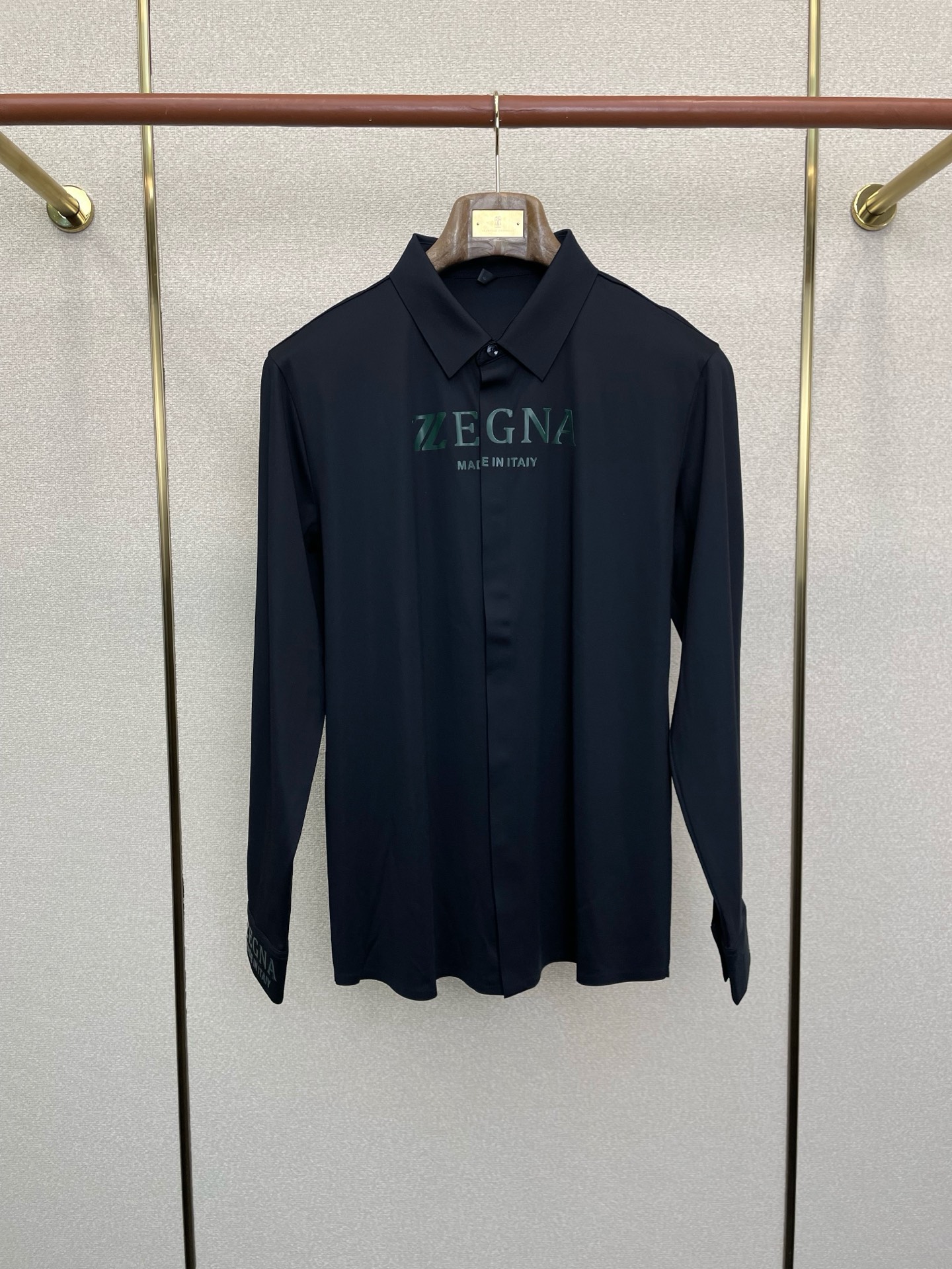 NO:622822,.ZEGNA Zegna’s new model is a must-have!  New original men's casual long-sleeved shirt, high-end customization, high-end version, fashionable and versatile, popular imported fabrics, super soft and delicate to the touch, skin-friendly and comfortable to wear, high-end boutique, the upper body is exquisitely made by the factory, a must-have item for men, complete with three standards, size M-4XL,,zegna,shirts,alexander wang19860909.ZEGNA杰尼亚砸锅卖铁都要上的新款！新款原单男士休闲长袖衬衫 高端定制 高端版本 时尚百搭爆款进口面料 手感超柔软细腻 穿着亲肤舒适 高端精品 代工厂精细做上身非常赞 男士必备单品 三标齐全 码数M-4XL,,zegna,shirts,alexander wang,Men's clothing