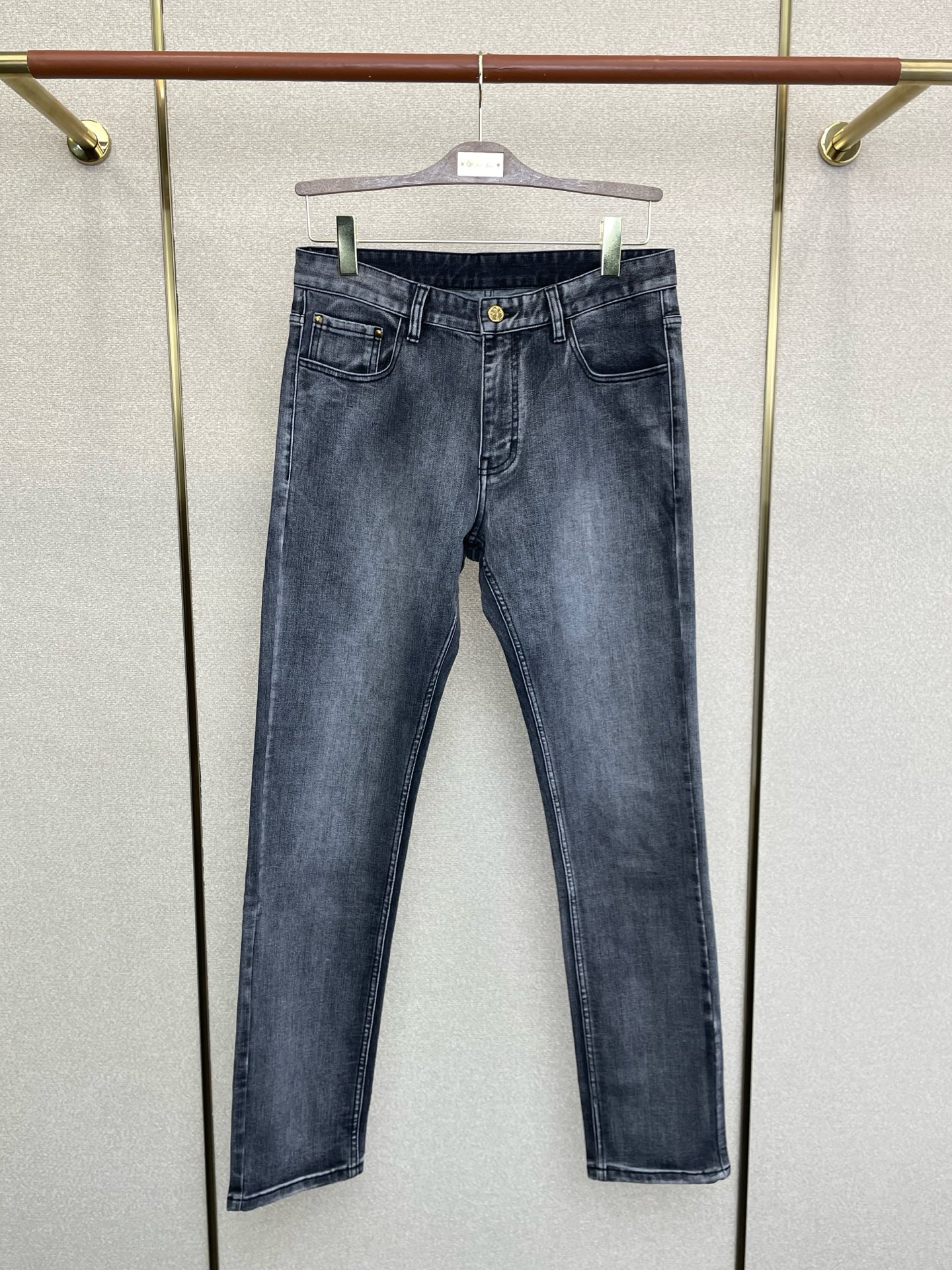 NO:622840,.Louis Vuitton Louis Vuitton’s new style is a must-have!  New high-end version of casual jeans. Customized fabrics at the counter. Highly breathable and comfortable, with impeccable details. The brand element design concept embodies high quality. It feels delicate and soft!  It presents a casual cut and the upper body shape is awesome!  Code number 29-42,,louis vuitton,louis vuitton,jeans,alexander wang19860909.Louis Vuitton路易威登砸锅卖铁都要上的新款！新款休闲牛仔裤高端版本 专柜定制面料 透气舒适度高,细节无可挑剔,品牌元素设计理念,体现高品质.手感细腻柔软！呈现休闲裁剪,上身版型超赞！码数29-42,,louis vuitton,louis vuitton,jeans,alexander wang,Men's clothing