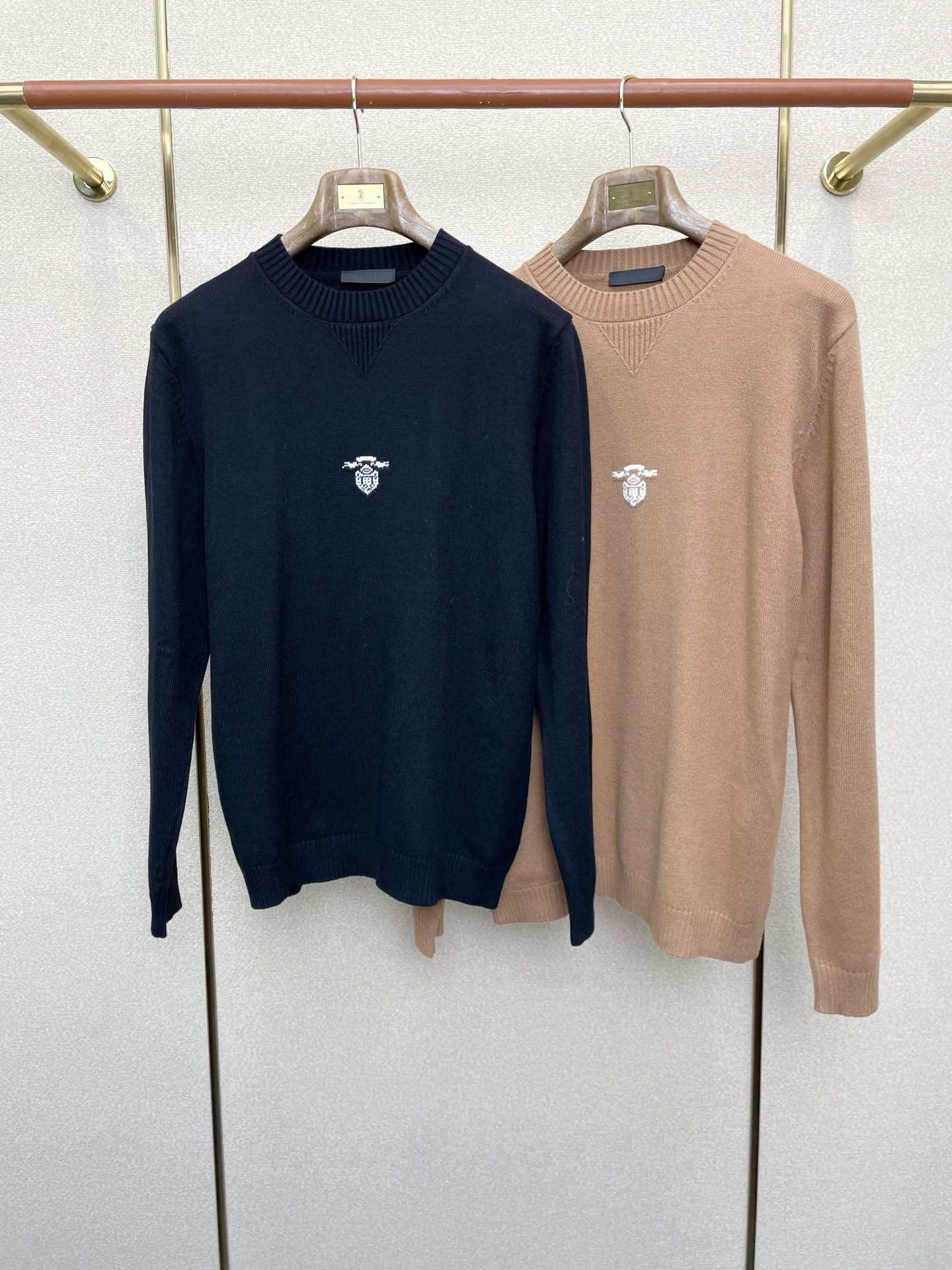 NO:622855,.Prada is a new model that will sell everything!  New original men's casual sweater, high-end customization, high version, fashionable and versatile imported fabrics, super soft and delicate to the touch, skin-friendly and comfortable to wear, high-end boutique, the upper body is exquisitely made by the factory, a must-have item for men, complete with three standards, size M-3XL,, prada, prada, sweaters, alexander wang19860909.Prada普拉达砸锅卖铁都要上的新款！新款原单男士休闲毛衣 高端定制 高版本 时尚百搭爆款进口面料 手感超柔软细腻 穿着亲肤舒适 高端精品 代工厂精细做上身非常赞 男士必备单品 三标齐全 码数M-3XL,,prada,prada,sweaters,alexander wang,Men's clothing