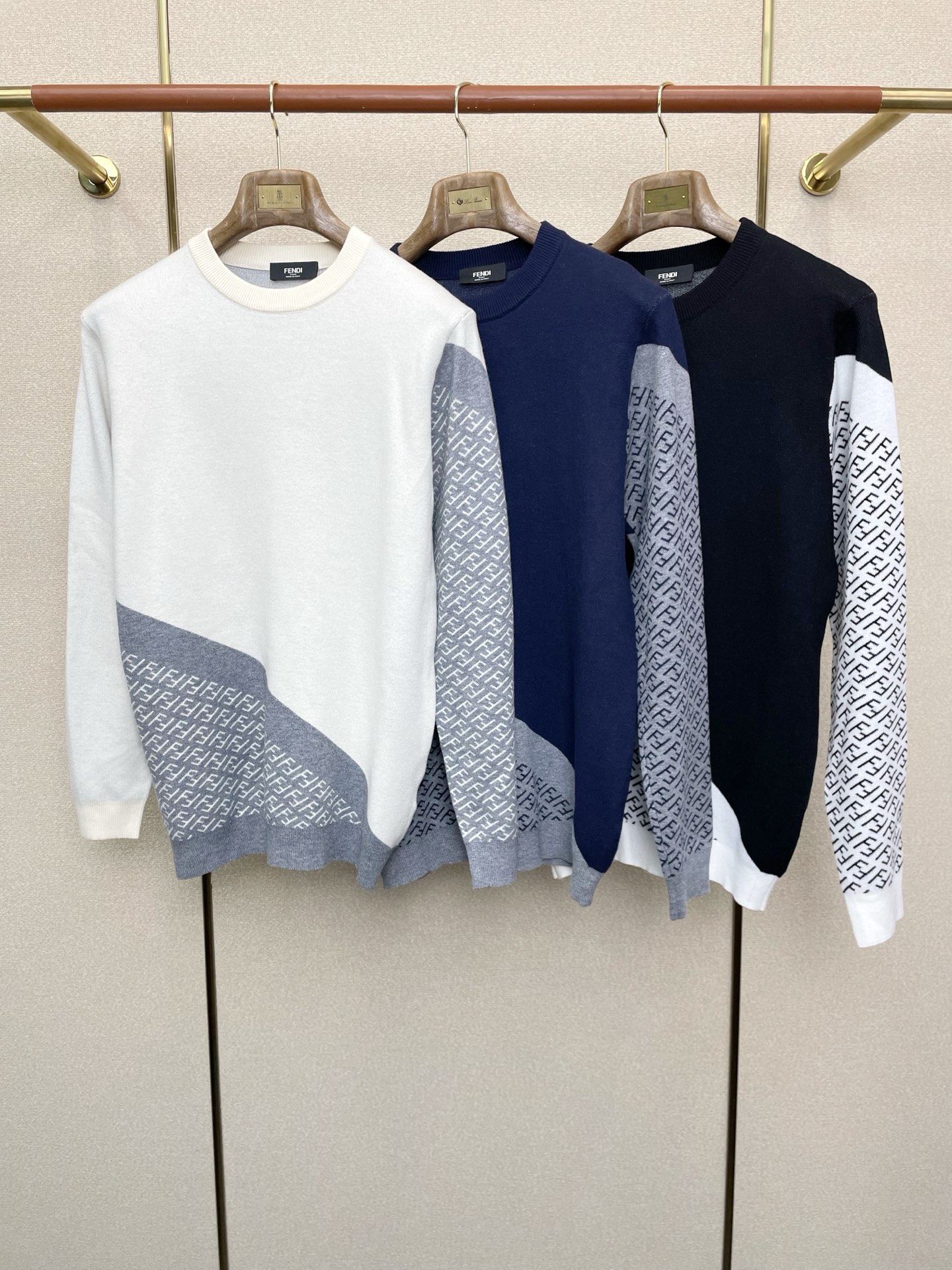 NO:622865,.FENDI Fendi’s new style is a must-have!  New original men's casual sweater, high-end customization, high version, fashionable and versatile imported fabrics, super soft and delicate to the touch, skin-friendly and comfortable to wear, high-end boutique, the upper body is exquisitely made by the factory, a must-have item for men, complete with three standards, size M-3XL,,fendi,fendi,sweaters,alexander wang19860909.FENDI芬迪砸锅卖铁都要上的新款！新款原单男士休闲毛衣 高端定制 高版本 时尚百搭爆款进口面料 手感超柔软细腻 穿着亲肤舒适 高端精品 代工厂精细做上身非常赞 男士必备单品 三标齐全 码数M-3XL,,fendi,fendi,sweaters,alexander wang,Men's clothing