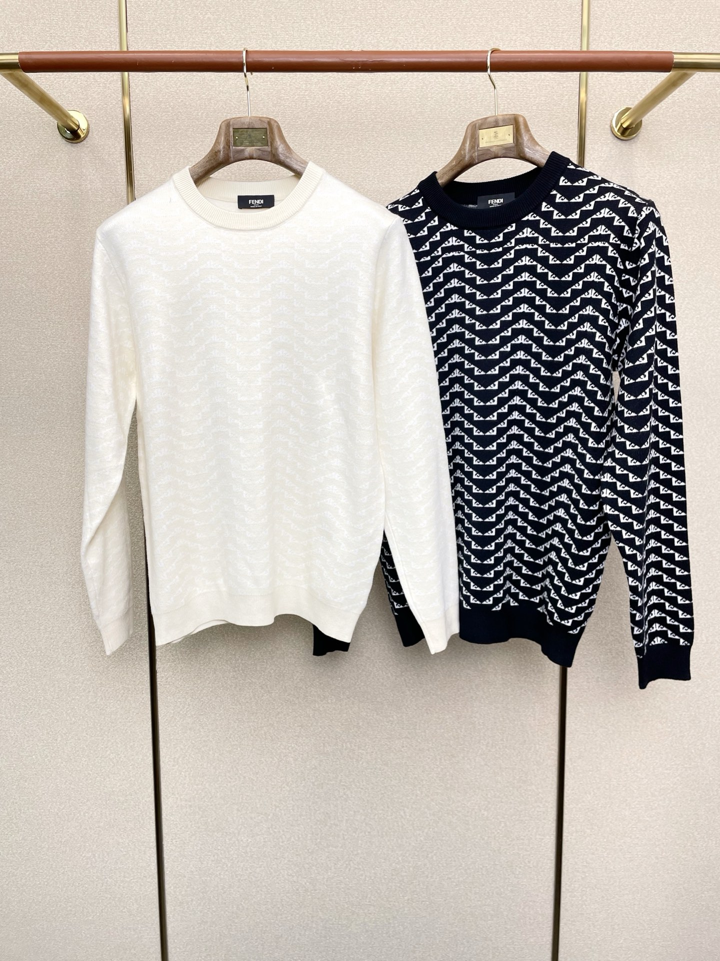 NO:622846,.FENDI Fendi’s new style is a must-have!  New original men's casual sweater, high-end customization, high version, fashionable and versatile imported fabrics, super soft and delicate to the touch, skin-friendly and comfortable to wear, high-end boutique, the upper body is exquisitely made by the factory, a must-have item for men, complete with three standards, size M-3XL,,fendi,fendi,sweaters,alexander wang19860909.FENDI芬迪砸锅卖铁都要上的新款！新款原单男士休闲毛衣 高端定制 高版本 时尚百搭爆款进口面料 手感超柔软细腻 穿着亲肤舒适 高端精品 代工厂精细做上身非常赞 男士必备单品 三标齐全 码数M-3XL,,fendi,fendi,sweaters,alexander wang,Men's clothing