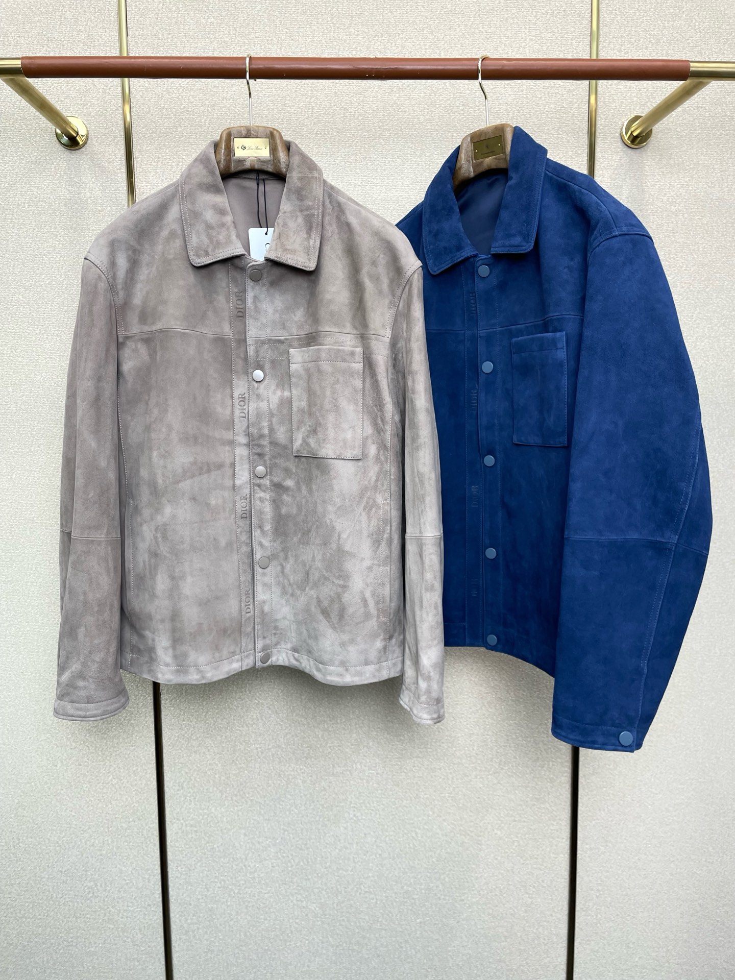 NO:622889,.Leather jacket - Dior’s new style that everyone wants to buy! The latest leather jackets, lapel zipper suede jackets, imported leather and imported fabrics, the quality is impeccable and quality control can be purchased directly, high-end products that cannot be faulted! You can feel its powerful aura through the detailed pictures. It has a remarkable effect of gathering heat and keeping warm, so you don’t have to worry about getting a little chilly! Both fashionable and functional, the whole style looks more luxurious! Size M-3XL,,dior,dior,jackets & coats,leather jacket,chamois leather,alexander wang19860909.皮衣- Dior迪奥砸锅卖铁都要上的新款！最新皮衣 翻领拉链麂皮衣外套 进口皮进口面料 品质更是无法挑剔品控可以直接入手,不容过错的高端臻品！通过细节图片便可感受到它强悍的气场,聚温保暖效果显著,完全不用担心会有一点寒意！时尚与功能性兼备,整款显得更加的奢华大气！ 尺码M-3XL,,dior,dior,jackets & coats,leather jacket,chamois leather,alexander wang,Men's clothing