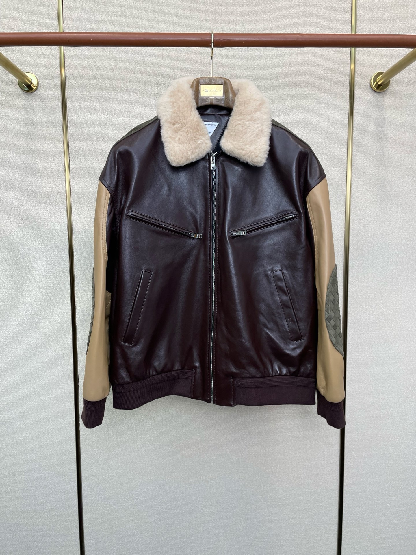 NO:622884,.Leather jacket - Bottega Veneta's new style that everyone must buy! The latest leather jacket, soft leather detachable lamb velvet collar leather jacket, the same model as the star, imported leather and imported fabrics, the quality is impeccable and the quality control can be purchased directly, a high-end product that cannot be faulted! You can feel its powerful aura through the detailed pictures. It has a remarkable effect of gathering heat and keeping warm, so you don’t have to worry about getting a little chilly! Both fashionable and functional, the whole style looks more luxurious! Size M-3XL,,bottega veneta,bottega veneta,leather jacket,alexander wang19860909.皮衣-Bottega Veneta葆蝶家砸锅卖铁都要上的新款！最新皮衣 软皮革可拆卸羊羔绒领皮衣 明星同款 进口皮进口面料 品质更是无法挑剔品控可以直接入手,不容过错的高端臻品！通过细节图片便可感受到它强悍的气场,聚温保暖效果显著,完全不用担心会有一点寒意！时尚与功能性兼备,整款显得更加的奢华大气！ 尺码M-3XL,,bottega veneta,bottega veneta,leather jacket,alexander wang,Men's clothing