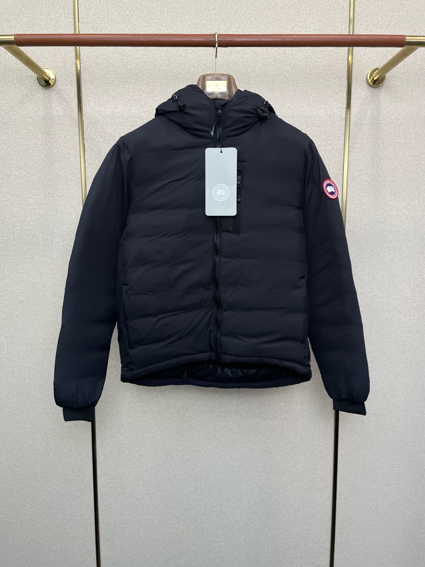 NO:622847,.Down Jacket-Canada Goose’s new model is a must-have!  The new autumn and winter down jacket, hooded turtleneck down jacket, is rarely available in trading company channels. It is a must-have warm item for cooling weather. It can be worn for daily or outdoor sports. It is wear-resistant, scratch-resistant and easy to care for. It is equipped with high-quality down filling inside. It is paired with large square quilting technology to create a fluffy and full overall effect. It also has a strong thermal insulation and temperature locking effect, so that you are not afraid of the cold outdoor weather in autumn and winter! Size S-2XL,,down  jacket,hats,alexander wang19860909.羽绒服-Canada Goose加拿大鹅砸锅卖铁都要上的新款！秋冬新款羽绒服 连帽高领羽绒服 贸易公司渠道稀出,降温天气必备的保暖单品.不论是日常还是户外运动都能穿.耐磨防刮易打理,内里配置优质羽绒埴充,在搭配大方格绗缝工艺,打造蓬松饱满的整体效果,兼顾强悍的保暖锁温效果,让你无惧秋冬季寒冷的户外天气! 尺码S-2XL,,down jacket,hats,alexander wang,Men's clothing