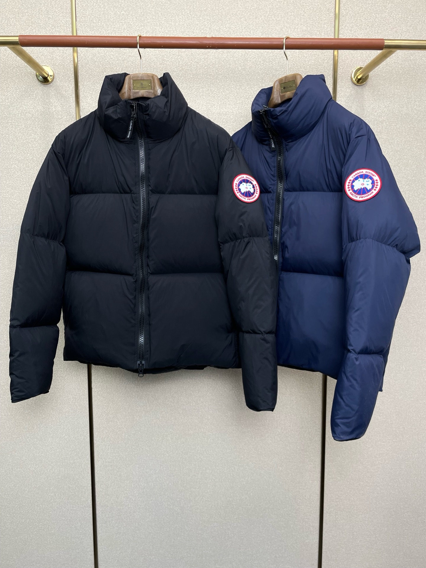 NO:622875,.Down Jacket-Canada Goose’s new model is a must-have!  The new autumn and winter down jacket, turtleneck down jacket, is rarely available in trading company channels. It is a must-have warm item for cooling weather. It can be worn for daily life or outdoor sports. It is wear-resistant, scratch-resistant and easy to take care of. It is equipped with high-quality down filling inside. It is paired with large square quilting technology to create a fluffy and full overall effect. It also has a strong thermal insulation and temperature locking effect, so that you are not afraid of the cold outdoor weather in autumn and winter! Sizes XS-2XL,, down jacket, alexander  wang19860909.羽绒服-Canada Goose加拿大鹅砸锅卖铁都要上的新款！秋冬新款羽绒服 高领羽绒服 贸易公司渠道稀出,降温天气必备的保暖单品.不论是日常还是户外运动都能穿.耐磨防刮易打理,内里配置优质羽绒埴充,在搭配大方格绗缝工艺,打造蓬松饱满的整体效果,兼顾强悍的保暖锁温效果,让你无惧秋冬季寒冷的户外天气! 尺码XS-2XL,,down jacket,alexander wang,Men's clothing
