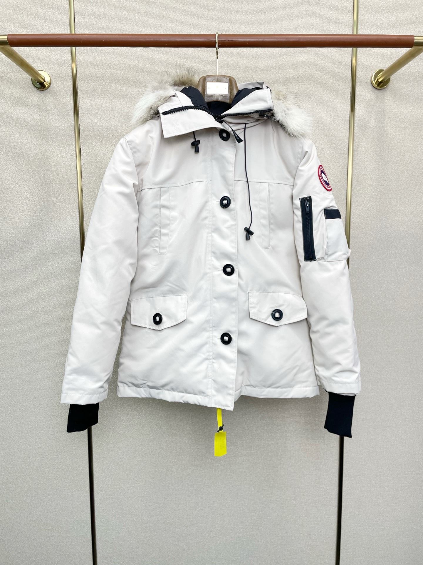 NO:622856,.Down Jacket-Canada Goose’s new model is a must-have!  The new autumn and winter down jacket, turtleneck down jacket, is rarely available in trading company channels. It is a must-have warm item for cooling weather. It can be worn for daily life or outdoor sports. It is wear-resistant, scratch-resistant and easy to take care of. It is equipped with high-quality down filling inside. It is paired with large square quilting technology to create a fluffy and full overall effect. It also has a strong thermal insulation and temperature locking effect, so that you are not afraid of the cold outdoor weather in autumn and winter! Sizes XS-2XL,, down jacket, alexander  wang19860909.羽绒服-Canada Goose加拿大鹅砸锅卖铁都要上的新款！秋冬新款羽绒服 高领羽绒服 贸易公司渠道稀出,降温天气必备的保暖单品.不论是日常还是户外运动都能穿.耐磨防刮易打理,内里配置优质羽绒埴充,在搭配大方格绗缝工艺,打造蓬松饱满的整体效果,兼顾强悍的保暖锁温效果,让你无惧秋冬季寒冷的户外天气! 尺码XS-2XL,,down jacket,alexander wang,Men's clothing