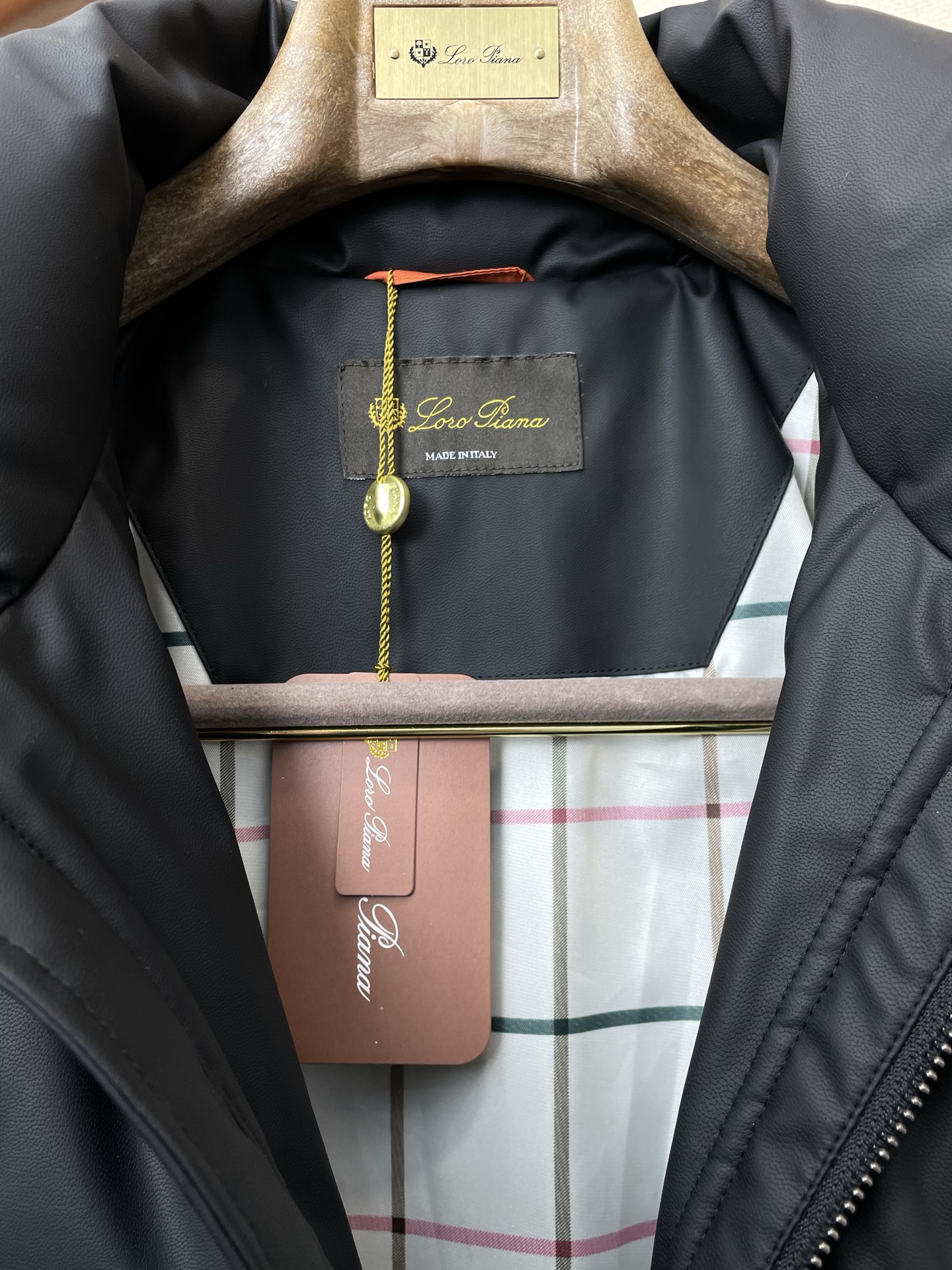 。羽绒服-lP🆕-Loro Piana诺悠翩雅💥独家专供秋冬新款羽绒服 立领皮质羽绒服 贸易公司渠道稀出