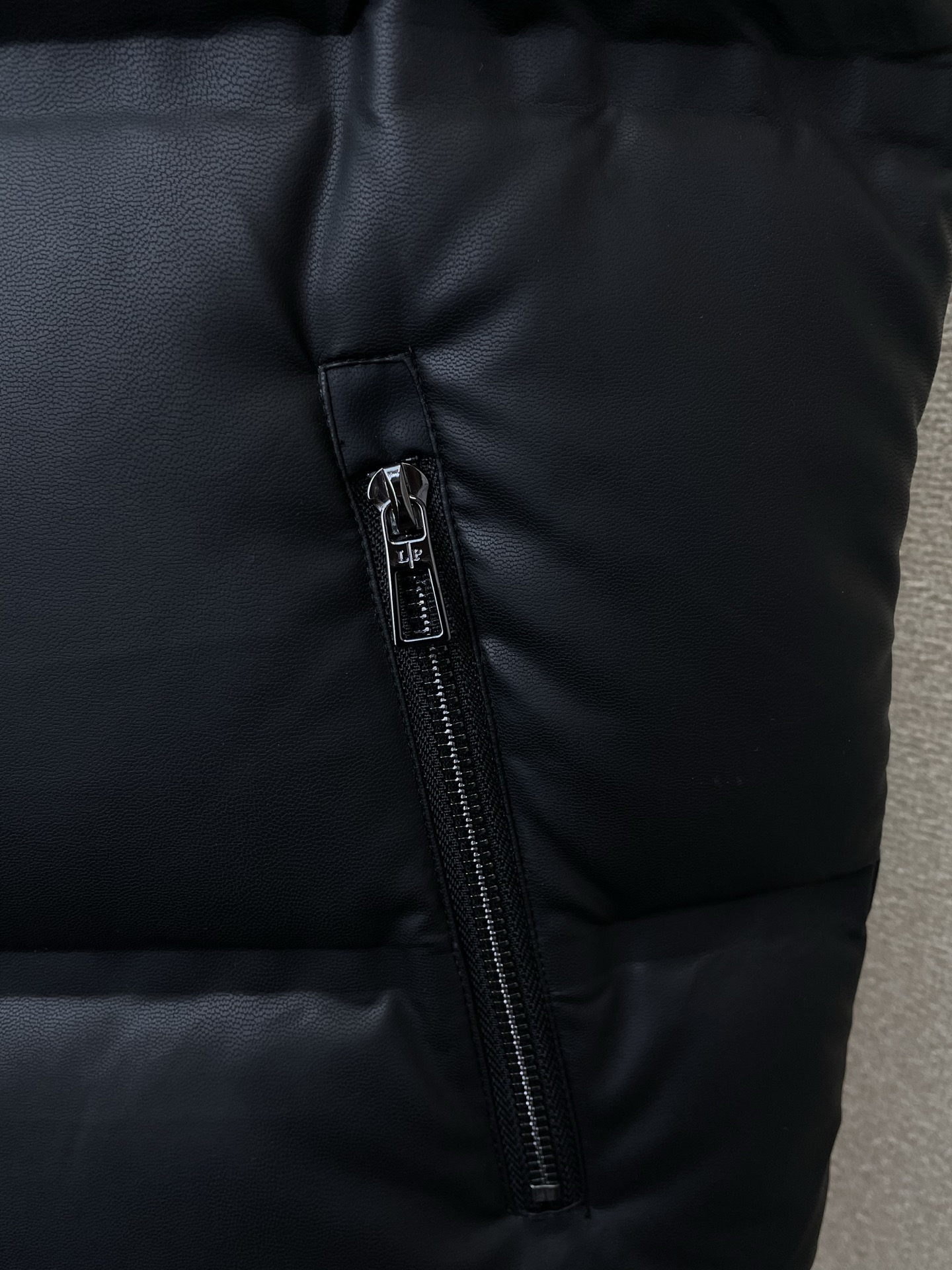 。羽绒服-lP🆕-Loro Piana诺悠翩雅💥独家专供秋冬新款羽绒服 立领皮质羽绒马甲 贸易公司渠道稀