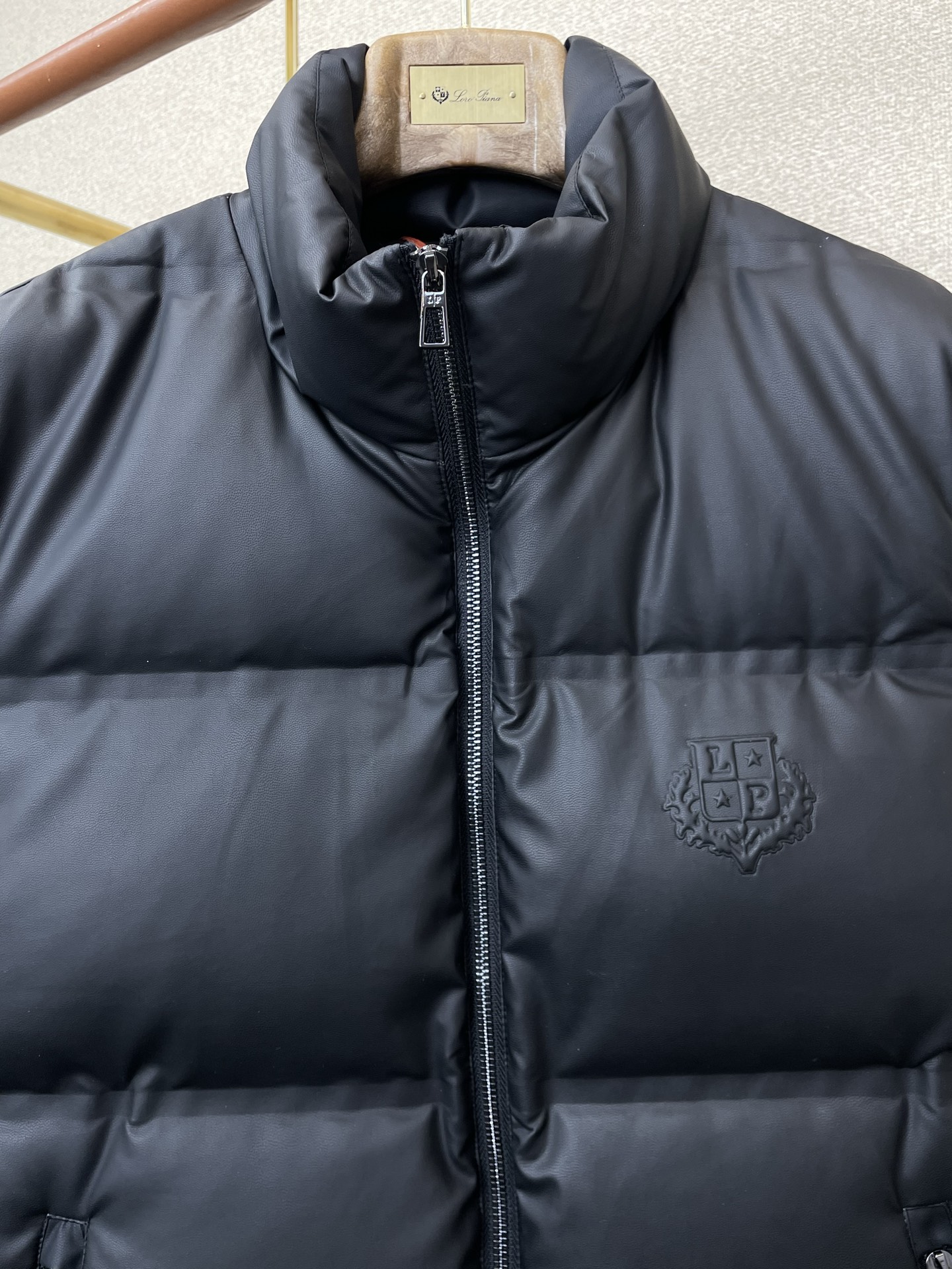 。羽绒服-lP🆕-Loro Piana诺悠翩雅💥独家专供秋冬新款羽绒服 立领皮质羽绒马甲 贸易公司渠道稀