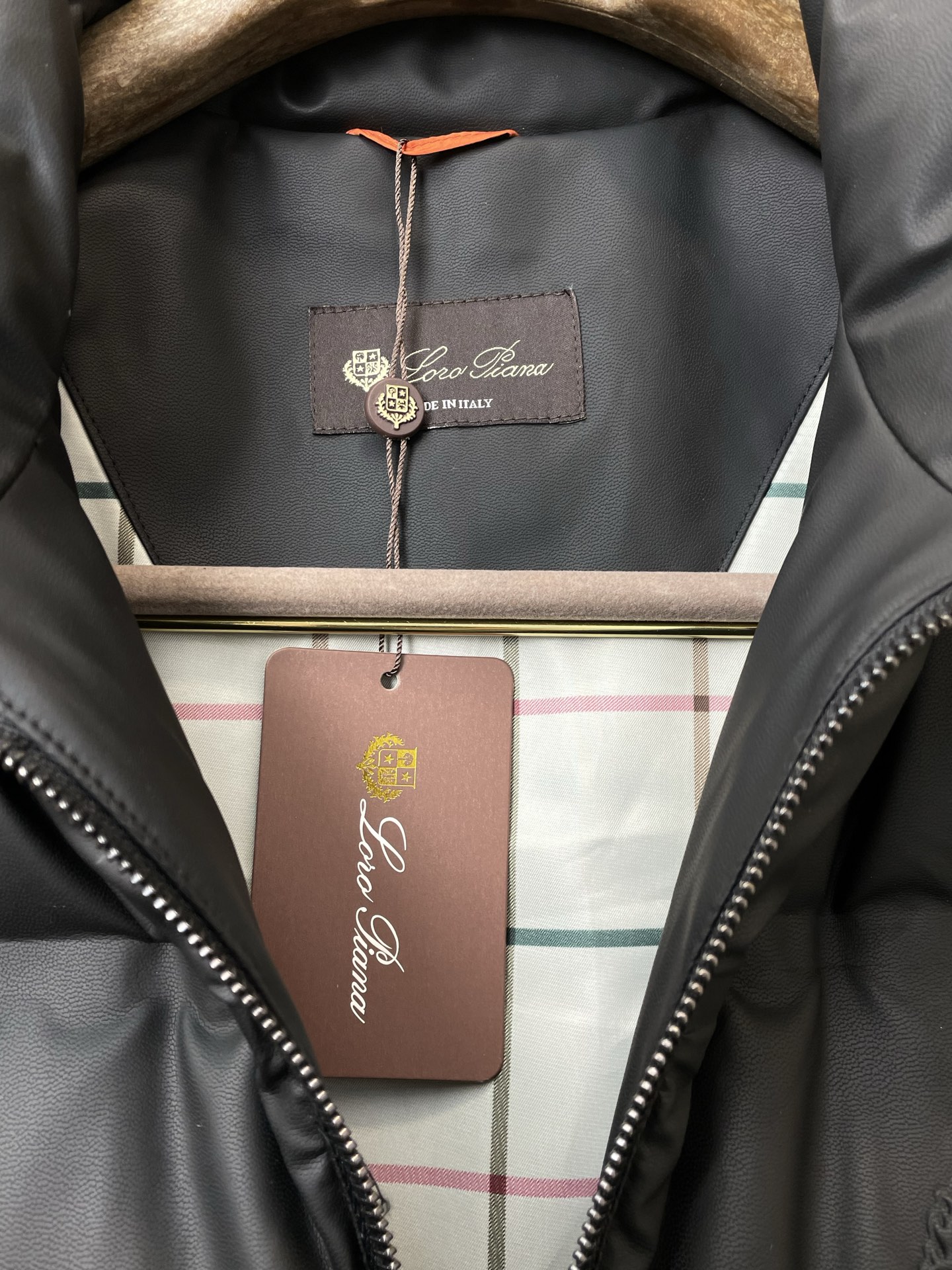 。羽绒服-lP🆕-Loro Piana诺悠翩雅💥独家专供秋冬新款羽绒服 立领皮质羽绒马甲 贸易公司渠道稀